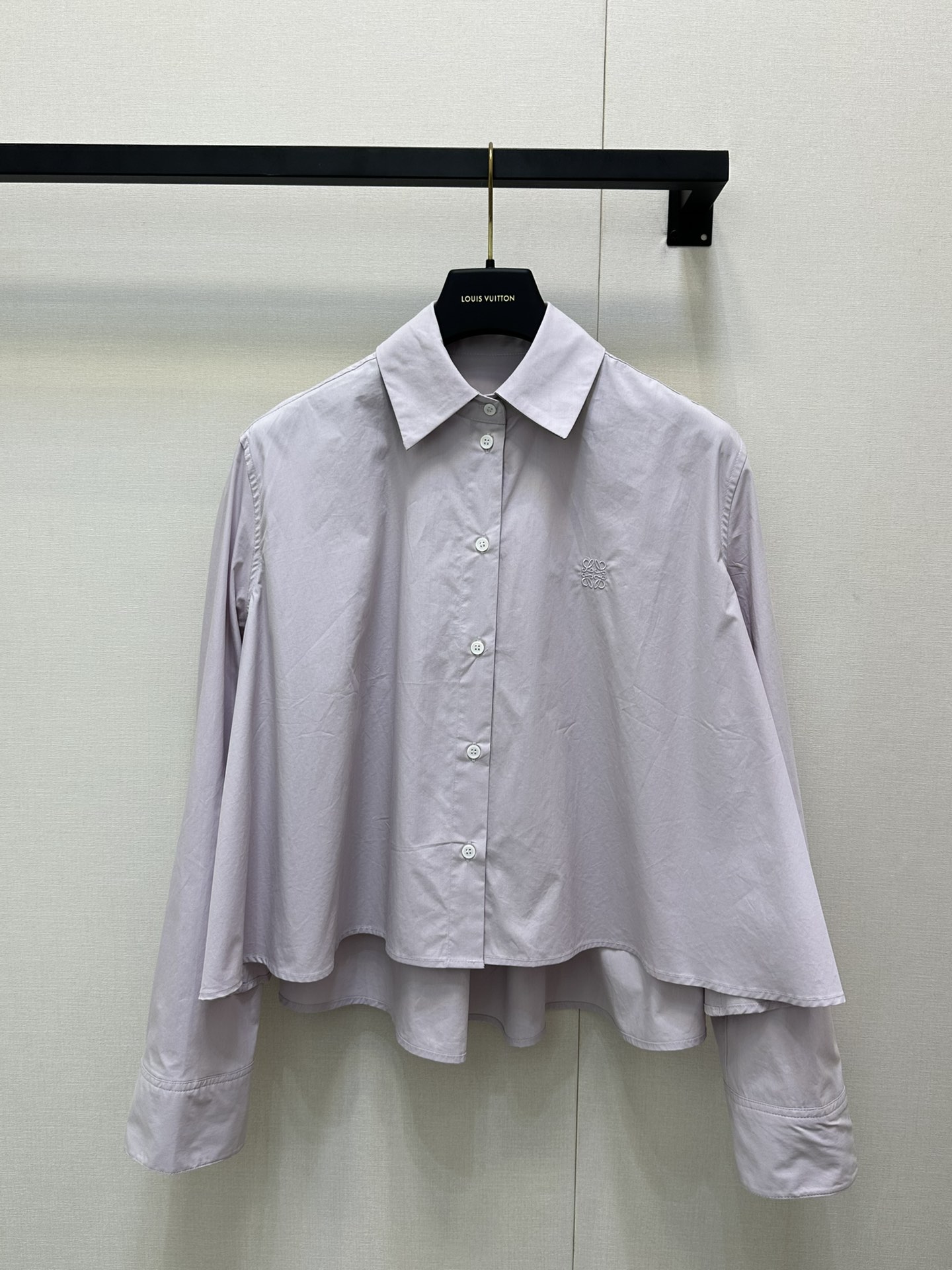 NO:436956,(Shirt) Loewe25 new product. This taro purple trapezoidal tailoring shirt has unexpected colors. It looks unexpectedly beautiful. The fluffy hem is really friendly to the figure. The overall pleated curve and the texture of the fabric are really full of surprises. The streamers on both sides can be hung on both sides, light and flowing, or tied together. They are exquisite and distinctive. They are a very versatile and underrated item!  The matching is also amazing and real shots, loewe,shirts,alexander wang19860909（衬衫）Loewe25新品.这款香芋紫梯形剪裁衬衣,让人意向不到的色彩 意外的好看,蓬蓬的下摆真的对身材特别友好,整体的褶皱弧度以及面料的质感真的惊喜满满,两侧飘带可以垂放两侧,轻盈飘逸,也可以系起来,精致有特色,是一件非常百搭,而且被低估的单品！搭配方面也是很惊艳大货实拍,,loewe,shirts,alexander wang,Women's clothing