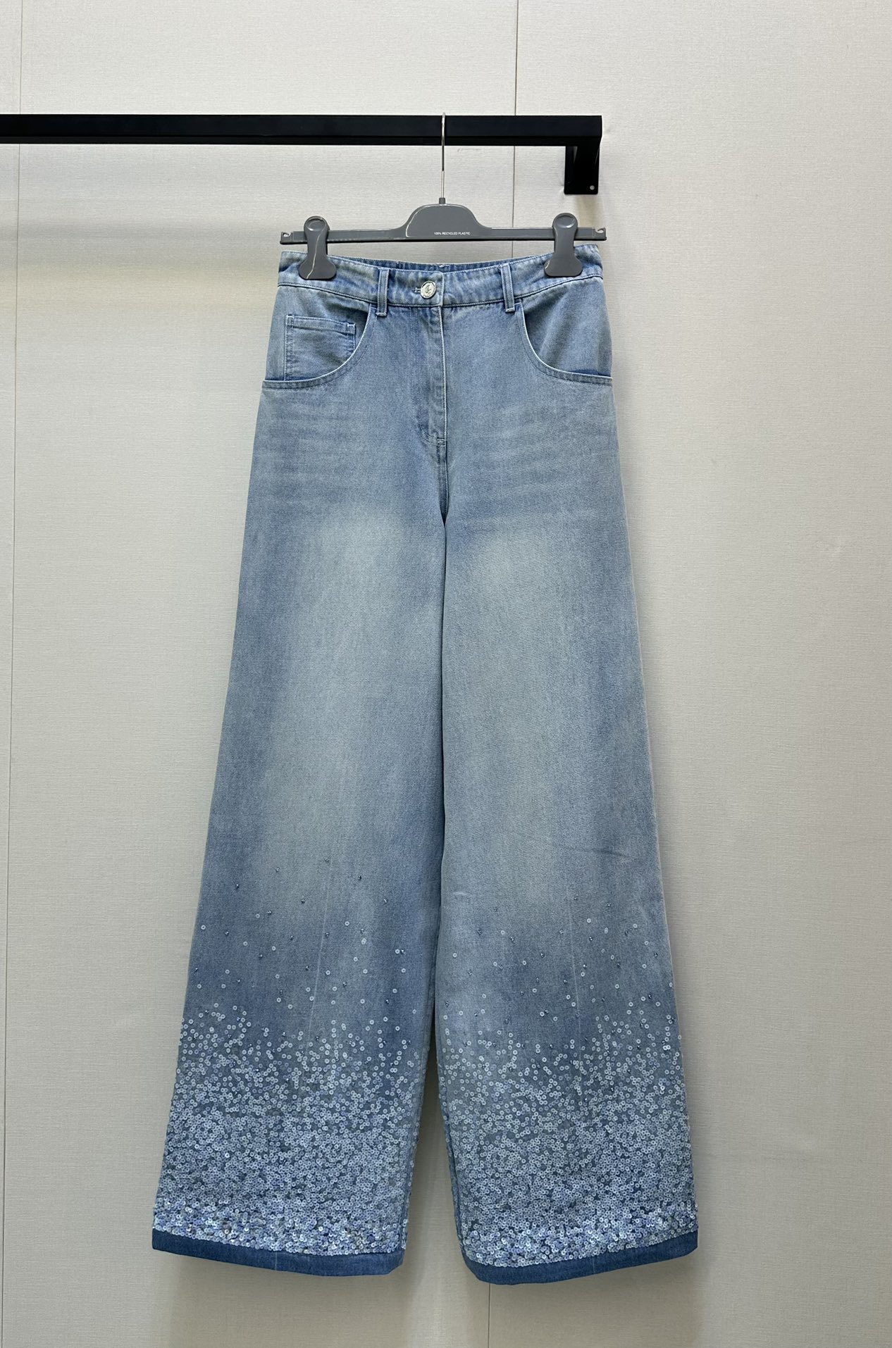 NO:457221,Chane* 25ss Spring and Summer New Style Heavy Industry Washed Beaded Tablet Denim Trousers. Original 1:1 Development!  High-end production!  The same style of Shan Yichun, multiple process processing, pure hand-sewn sequins of heavy industry, really highly recommended, the style is really good, super versatile, invincible texture, super nice summer essentials, absolute ceiling level, spot SML large-scale real shot, chanel, jeans, alexander wang19860909Chane* 25ss春夏新款 重工水洗珠片牛仔长裤.原版1:1开发！高版出品！单依纯同款 多重工艺处理 重工纯手工缝制亮片 这款牛仔裤真的强烈推荐 版型真的太好啦 超级百搭 质感无敌 品质超级nice夏季必备单品 绝对天花级别的 现货 SML大货实拍,,chanel,jeans,alexander wang,Women's clothing