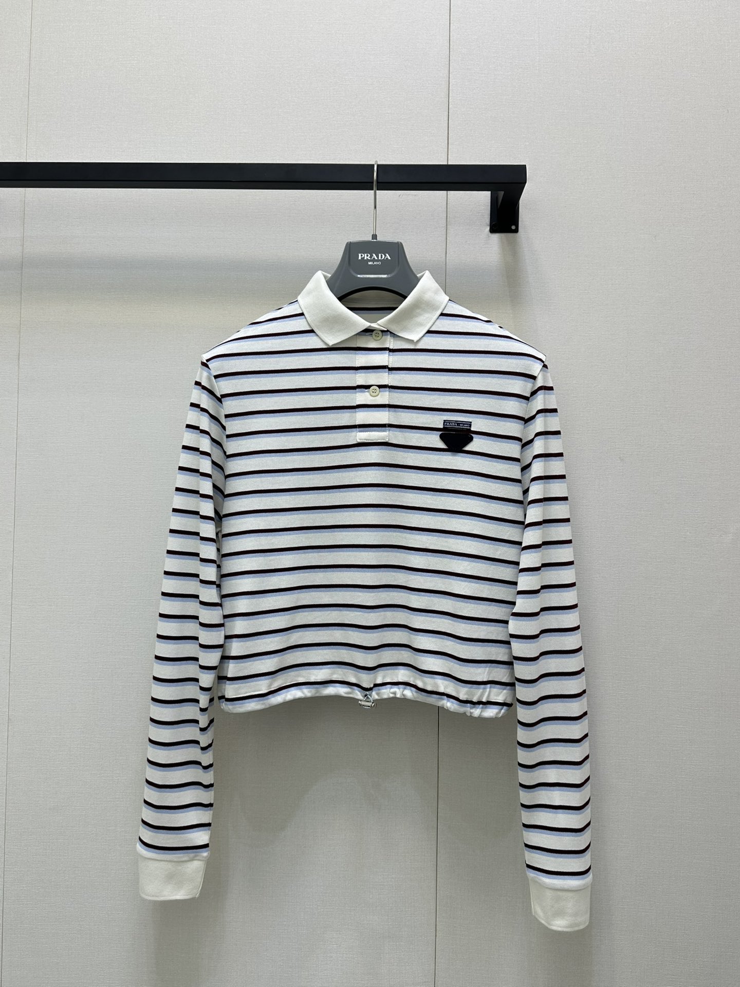NO:437656,Prad* 25Ss spring and summer new style, high-spirited outfit striped long-sleeved Polo shirt. Original development!  High-end production!  Short drawstring elastic waist design with fashionable and exquisite quality items!  Imported pure cotton fabric!  The handsome girlish style is versatile and age-reducing sweetness. The upper body looks huge and slim!  Spot SML big-ticket real shot, prada, alexander wang19860909Prad* 25Ss春夏新款 高智感穿搭条纹控长袖Polo衫.原版开发！高版出品！小短款抽绳松紧腰设计时髦精必入气质单品！进口纯棉面料！帅气少女风百搭减龄甜美气息.版型上身巨显瘦！现货 SML大货实拍,,prada,alexander wang,Women's clothing