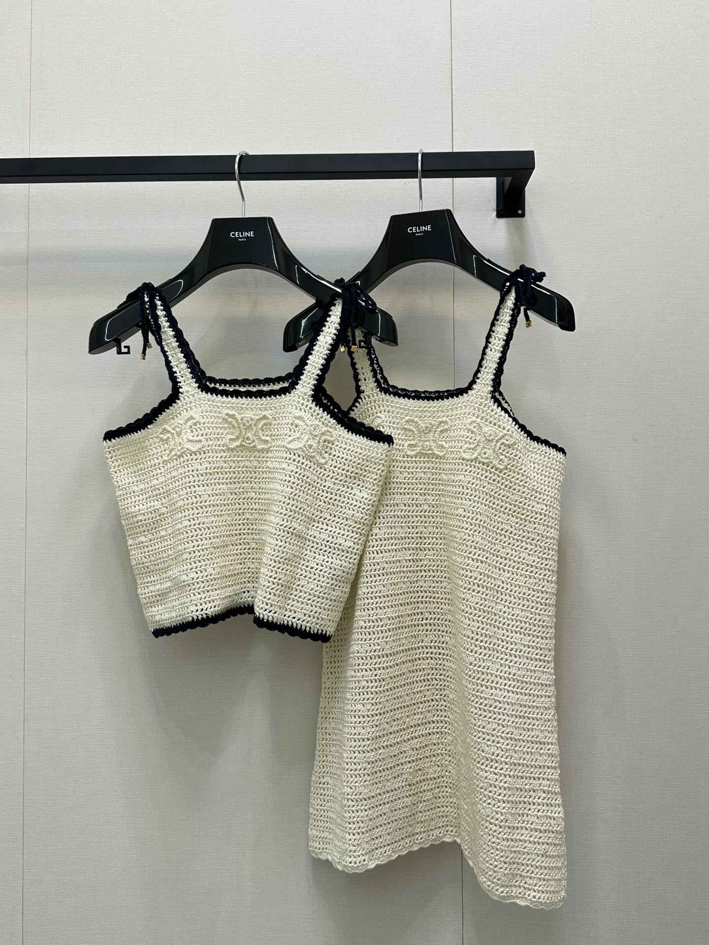 NO:437629,CELIN*25 Spring and Summer Top version, different from the market, original development, high-end production!  Arc de Triomphe hook flower hollow knitted suspender vest, sexy age-reducing, heavy industry knitted pure handmade hook flower hollowing technology, the upper body is really girlish, letter embroidery blessing, must-have for vacation travel, please recognize my version S M L large product real shot, celine, alexander wang19860909CELIN*25春夏 顶级版本,区别市面货,原版开发 高版出品！凯旋门钩花镂空针织吊带背心 性感减龄显瘦 重工编织纯手工勾花镂空工艺 上身真的非常少女气质 字母刺绣加持 ,度假出行必备 认准我家版本S M L大货实拍,,celine,alexander wang,Women's clothing