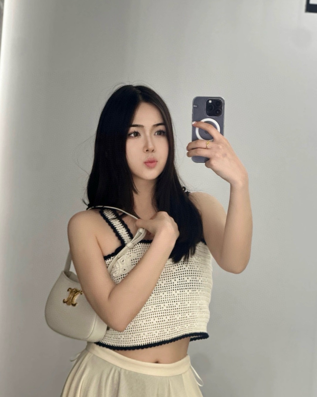 NO:437635,CELIN*25 Spring and Summer Top version, different from the market, original development, high-end production!  Arc de Triomphe hook flower hollow knitted suspender vest, sexy age-reducing, heavy industry knitted pure hand-made hook flower hollowing technology, the upper body is really girlish, letter embroidery blessing, must-have for vacation travel, please make sure my version S M L, celine, alexander wang19860909CELIN*25春夏 顶级版本,区别市面货,原版开发 高版出品！凯旋门钩花镂空针织吊带背心 性感减龄显瘦 重工编织纯手工勾花镂空工艺 上身真的非常少女气质 字母刺绣加持 ,度假出行必备 认准我家版本S M L,,celine,alexander wang,Women's clothing