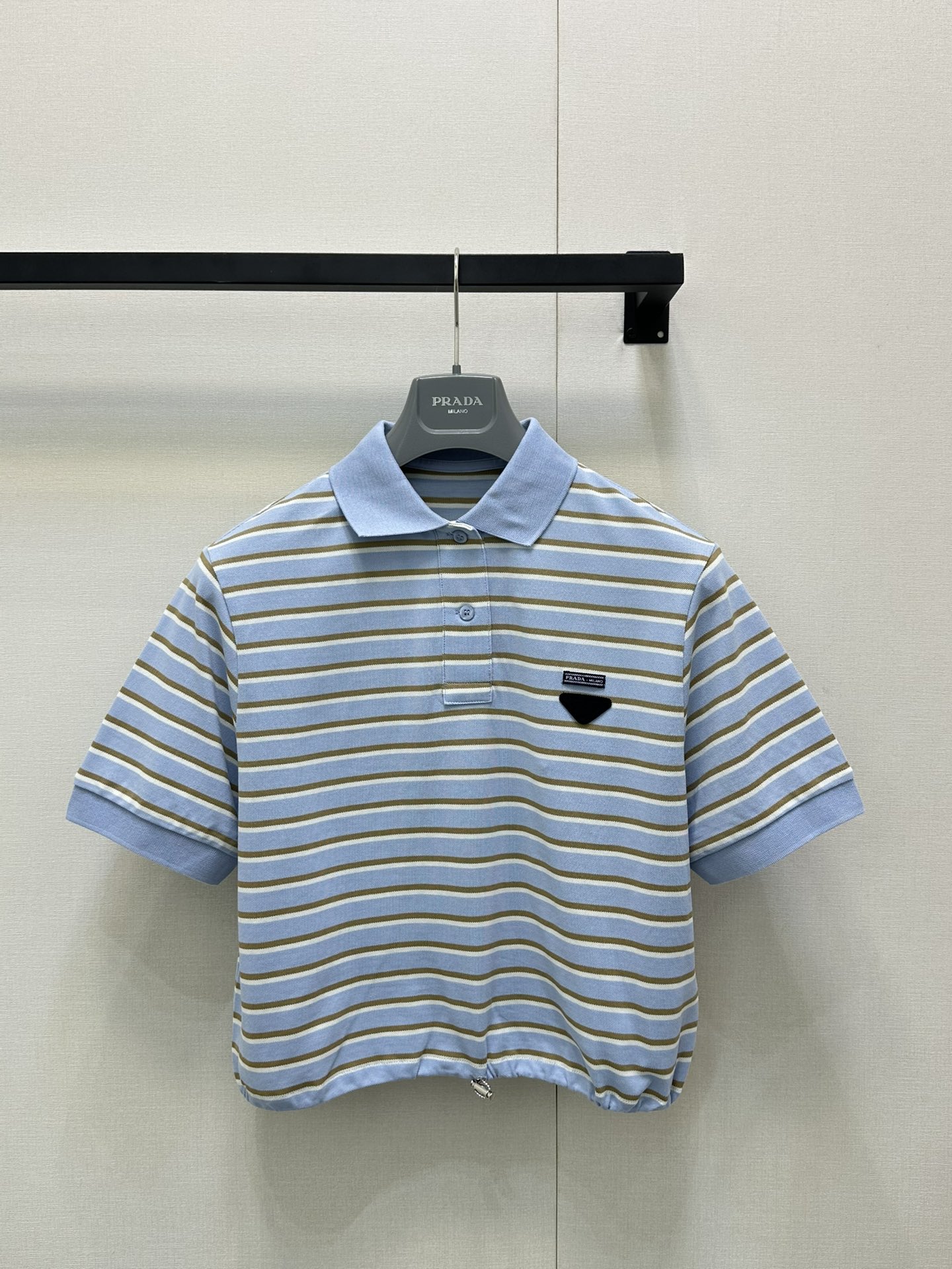 NO:437673,Prad* 25Ss spring and summer new style, high-spirited outfit striped short-sleeved Polo shirt. Original development!  High-end production!  Short drawstring elastic waist design with fashionable and exquisite quality items!  Imported pure cotton fabric!  The handsome girlish style is versatile and age-reducing sweetness. The upper body looks huge and slim!  Spot SML big-ticket real shot, prada, T-shirt, alexander wang19860909Prad* 25Ss春夏新款 高智感穿搭条纹控短袖Polo衫.原版开发！高版出品！小短款抽绳松紧腰设计时髦精必入气质单品！进口纯棉面料！帅气少女风百搭减龄甜美气息.版型上身巨显瘦！现货 SML大货实拍,,prada,T-shirt,alexander wang,Women's clothing