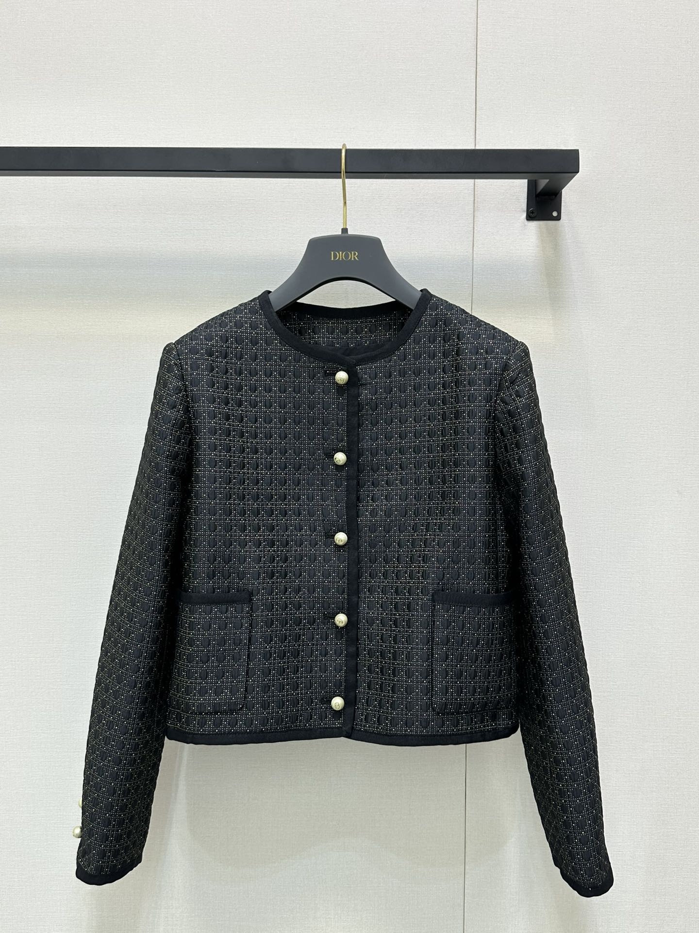 NO:437612,(Coat) Dio* 25Fw early autumn new style plaid jacquard round neck jacket skirt suit!  Original development High-end production!  High-end custom thick floral gold wire fabric, round neck single-breasted design, customized metal pearl buckle embellishment, and the skirt style is also very good, both look and wear, it is very high-end, completely versatile for anyone, relief jacquard craftsmanship, very good texture, giving people a noble and gentle feeling. Recommend a set!  Spot SML big-ticket real shots, dior, skirts, jackets & coats, alexander wang19860909（外套） Dio* 25Fw早秋新款 格纹提花圆领外套半裙套装！原版开发 高版出品！高级定制粗花金丝线面料 圆领单排扣设计,定制金属珍珠扣点缀,半裙版型也非常赞无论是看起来还是穿起来都是很高级 完全百搭任何人 浮雕提花工艺 花纹质感非常好 给人一种高贵斯文的感觉 推荐一套入！ 现货 SML大货实拍,,dior,skirts,jackets & coats,alexander wang,Women's clothing