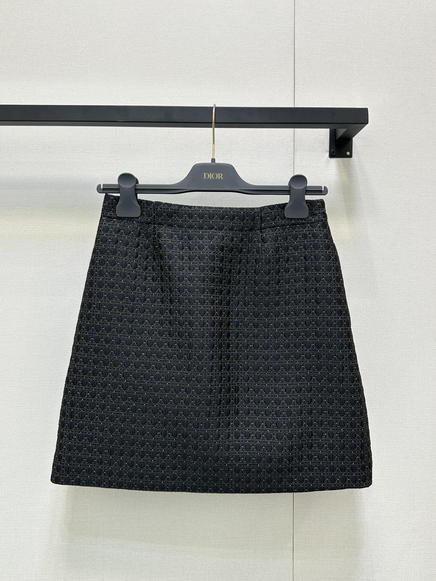 NO:437618,(Skirt) Dio* 25Fw early autumn new style plaid jacquard round neck jacket skirt suit!  Original development High-end production!  High-end custom thick floral gold wire fabric, round neck single-breasted design, customized metal pearl buckle embellishment, and the skirt style is also very good, both look and wear, it is very high-end, completely versatile for anyone, relief jacquard craftsmanship, very good texture, giving people a noble and gentle feeling. Recommend a set!  Spot SML big-ticket real shots, dior, skirts, jackets & coats, alexander wang19860909（半裙） Dio* 25Fw早秋新款 格纹提花圆领外套半裙套装！原版开发 高版出品！高级定制粗花金丝线面料 圆领单排扣设计,定制金属珍珠扣点缀,半裙版型也非常赞无论是看起来还是穿起来都是很高级 完全百搭任何人 浮雕提花工艺 花纹质感非常好 给人一种高贵斯文的感觉 推荐一套入！ 现货 SML大货实拍,,dior,skirts,jackets & coats,alexander wang,Women's clothing