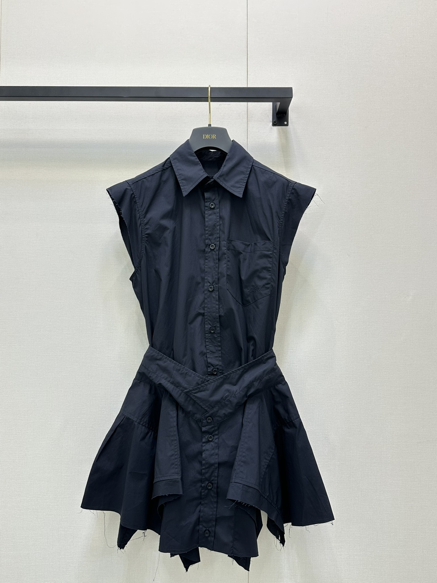 NO:438601,Alexand*r Wang 25Fw early autumn new style irregularly spliced ​​cotton poplin shirt skirt. Original development!  High-end production!  The chest pocket decoration logo embroidery, custom logo buttons, the details of the whole piece are too heavy-duty, the style makes it look taller and slimmer, and the shape is also very high-end. One piece is enough to be highlighted when you go out. The must-have sweet and cool girls are required. Black, white. Spot. SML large-scale real-time photos, alexander wang, skirts, shirts, alexander wang19860909Alexand*r Wang 25Fw早秋新款 不规则拼接棉府绸衬衫裙.原版开发！高版出品！胸口口袋饰logo徽标刺绣,定制logo扣子,一整件的细节太重工啦,版型显高显瘦,造型也很高级,出门一件足够有亮点了,大王甜酷女孩必备 黑色 白色 现货 SML大货实拍,,alexander wang,skirts,shirts,alexander wang,Women's clothing