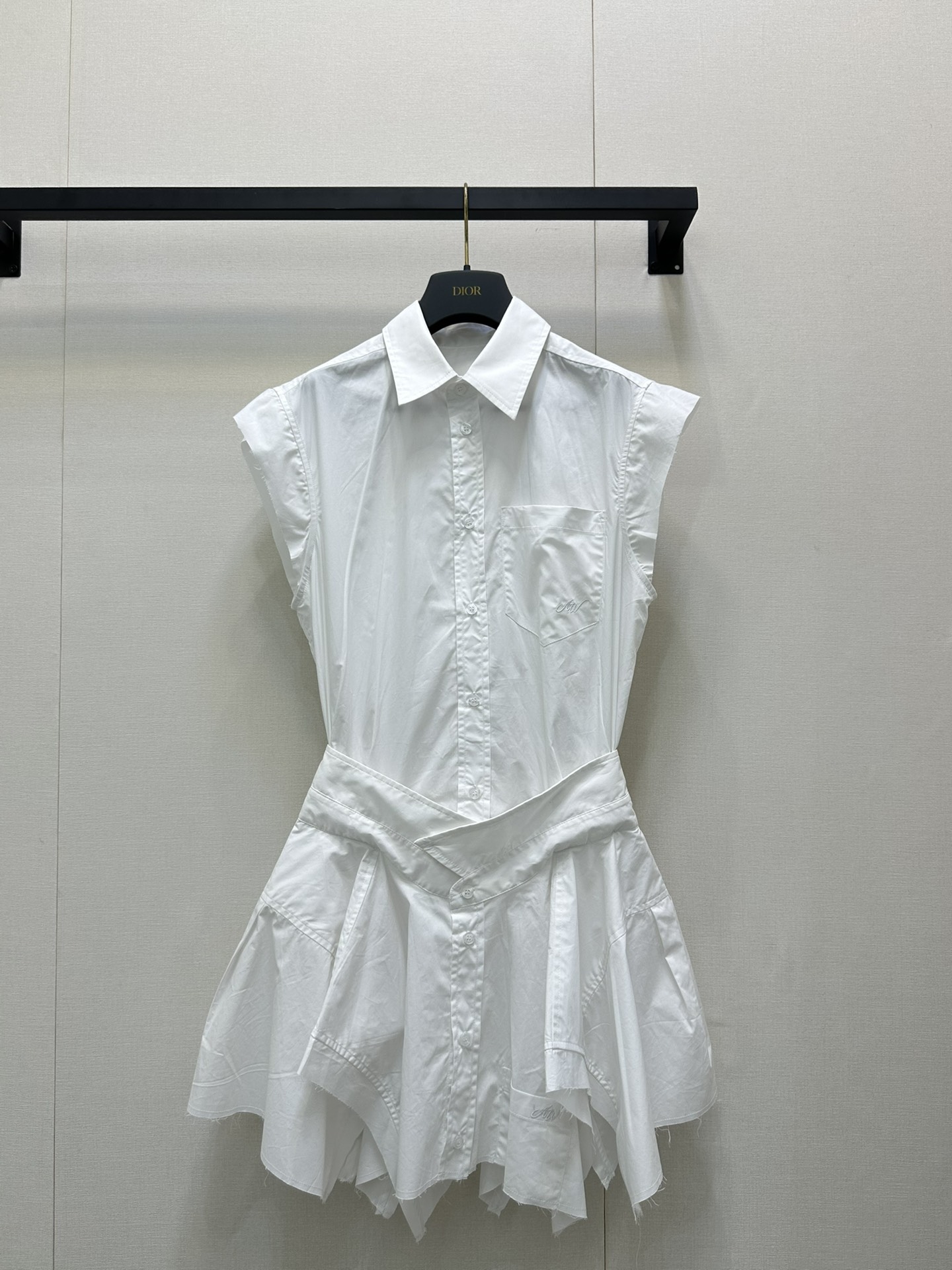 NO:438600,Alexand*r Wang 25Fw early autumn new style irregularly spliced ​​cotton poplin shirt skirt. Original development!  High-end production!  The chest pocket decoration logo embroidery, custom logo buttons, the details of the whole piece are too heavy-duty, the style makes it look taller and slimmer, and the shape is also very high-end. One piece is enough to be highlighted when you go out. The must-have sweet and cool girls are required. Black, white. Spot. SML large-scale real-time photos, alexander wang, skirts, shirts, alexander wang19860909Alexand*r Wang 25Fw早秋新款 不规则拼接棉府绸衬衫裙.原版开发！高版出品！胸口口袋饰logo徽标刺绣,定制logo扣子,一整件的细节太重工啦,版型显高显瘦,造型也很高级,出门一件足够有亮点了,大王甜酷女孩必备 黑色 白色 现货 SML大货实拍,,alexander wang,skirts,shirts,alexander wang,Women's clothing