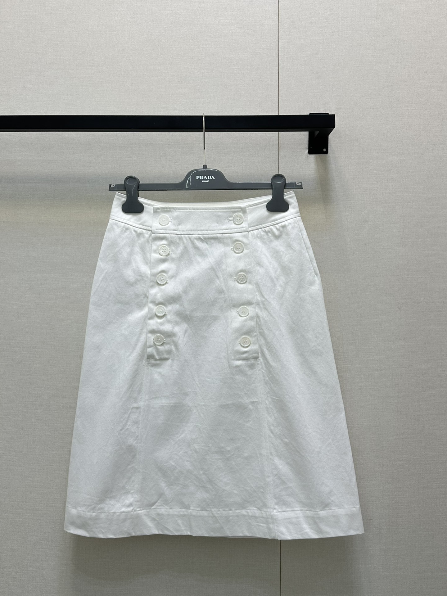 NO:438612,Prada new style cotton gadardian skirt. Double-breasted design is retro and chic. Simple lines outline elegant outlines. Clean and pure white. It is suitable for various tops. T-shirts are slack and daily. When paired with shirts, it is a beauty in the workplace in seconds. It is easy to grasp the French high-end feeling. This white skirt is amazing. Whoever wears it is a temperamental lady~ Identify my version of SML big products real shots, prada, skirts, shirts, tees, t-shirt, alexander wang19860909prada新款 棉质华达呢半裙 双排扣设计复古又别致,简洁线条勾勒优雅轮廓,干净纯粹的白,适配各种上衣,搭T恤是松弛日常,配衬衫秒变职场丽人,轻松拿捏法式高级感,这条白色裙子太绝了 谁穿谁是气质小姐姐～认准我家版本SML大货实拍,,prada,skirts,shirts,tees，t-shirt,alexander wang,Women's clothing
