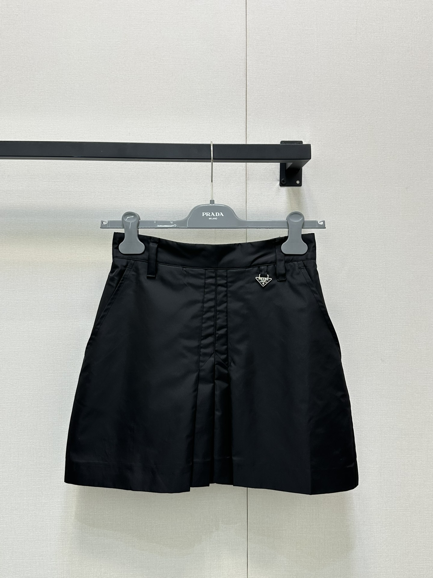 NO:438617,*25new enamel triangle logo nylon skirt with classic triangle logo embellishment on the waist to add fun to the outfit~ Exclusive custom imported yb recycled nylon material, custom-made fabrics with hard and stylish upper body without softness!  A-shaped waist-hugging style, top body looks slim and fashionable ~ The navigation series is easy to match with 1:1 Superior style. The latest summer items are recognized as exclusive and high-end version. SML large-scale products are real shots, skirts, alexander wang19860909*25new珐琅三角徽标尼龙半裙腰间经典三角徽标点缀增添穿搭趣味～ 独家定制进口yb再生尼龙材质,定制对版面料上身硬挺有型不软塌！收腰A字版型上身显瘦又时髦～航海系列随意搭配都好好看1:1超赞版型 夏季最新单品 认准独家高版本 SML大货实拍,,skirts,alexander wang,Women's clothing