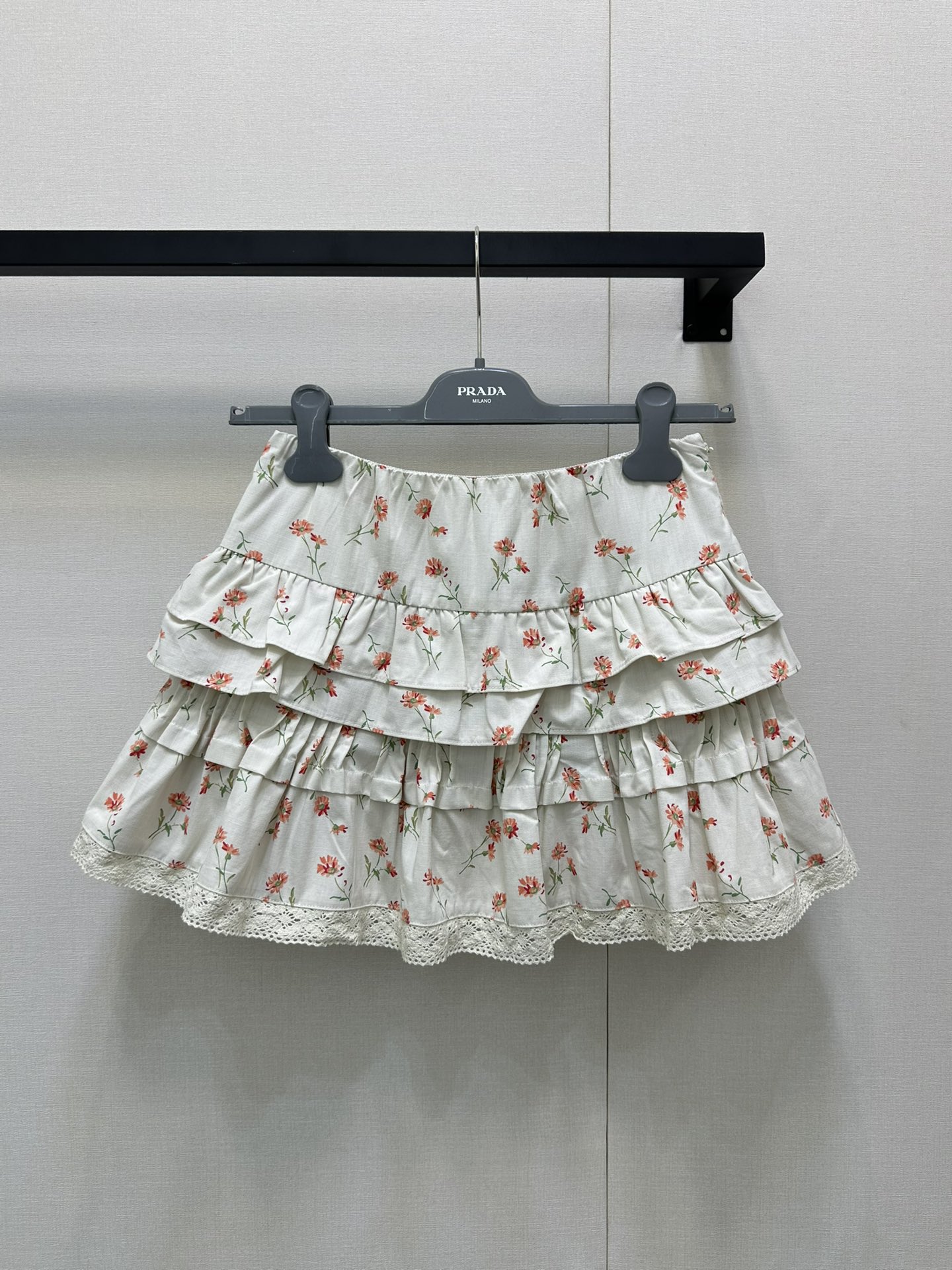 NO:438629,Supports replacement of Prad* floral cake short skirt. Original development and high-end production!  High-profile recommendations: One-click to switch the gentle and romantic mode. Whoever wears it is a fairy. The high-end color is full of color. Romantic embellishment. Double-layer design, the finishing touch is here. The lace on the skirt is neat and lazy. It instantly illuminates the whole body! High-waist design shows the proportions, and the small sisters are also super friendly! Paired with super cute soul partner on vacation, beautiful and practical!  SML big-ticket real shot, prada, skirts, alexander wang19860909支持换款Prad*碎花蛋糕小短裙.原版开发 高版出品！重磅推荐 一键切换温柔浪漫模式 谁穿谁是小仙女 高级感拉满的色系 浪漫点缀.双层设计,点睛之笔来了 裙边拼接蕾丝花边利落中带点慵懒!,瞬间点亮全身!高腰设计 巨显比例,小个子姐妹也超友好! 搭配超可爱的 度假的灵魂搭档 好看且又实穿！SML大货实拍,,prada,skirts,alexander wang,Women's clothing