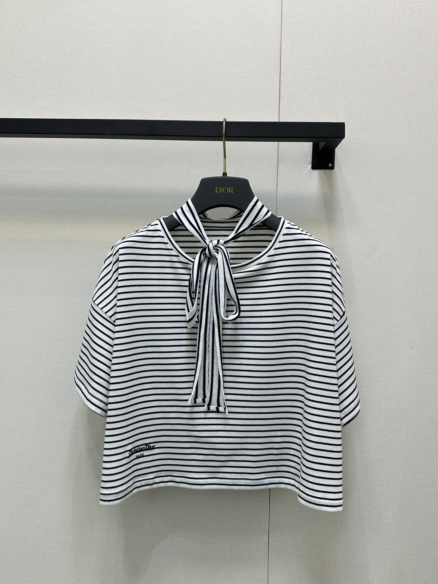 NO:441061,Dio*2025 new product streamer short sleeves original development high-end production cotton texture comfortable outfit fashionable round neck streamer short sleeve tailoring, black and white intertwined stripes throughout outline the hem embroidered letter logo to add a sense of styling Simple and smooth lines Wide version tailoring With letter logo, upper body shows elegant and intellectual temperament, daily commuting and dates, accurate version SML large-scale real shots, dior, T-shirt, alexander wang19860909Dio*2025新品飘带短袖 原版开发 高版出品 棉质感舒适 穿搭洋气 圆领飘带短袖剪裁 通体勾勒黑白交织的条纹效果 配合下摆刺绣字母logo增添造型感 简约流畅线条 宽版剪裁 配合字母徽标 上身尽显优雅知性气质 日常通勤约会都 认准版本 SML大货实拍,,dior,T-shirt,alexander wang,Women's clothing