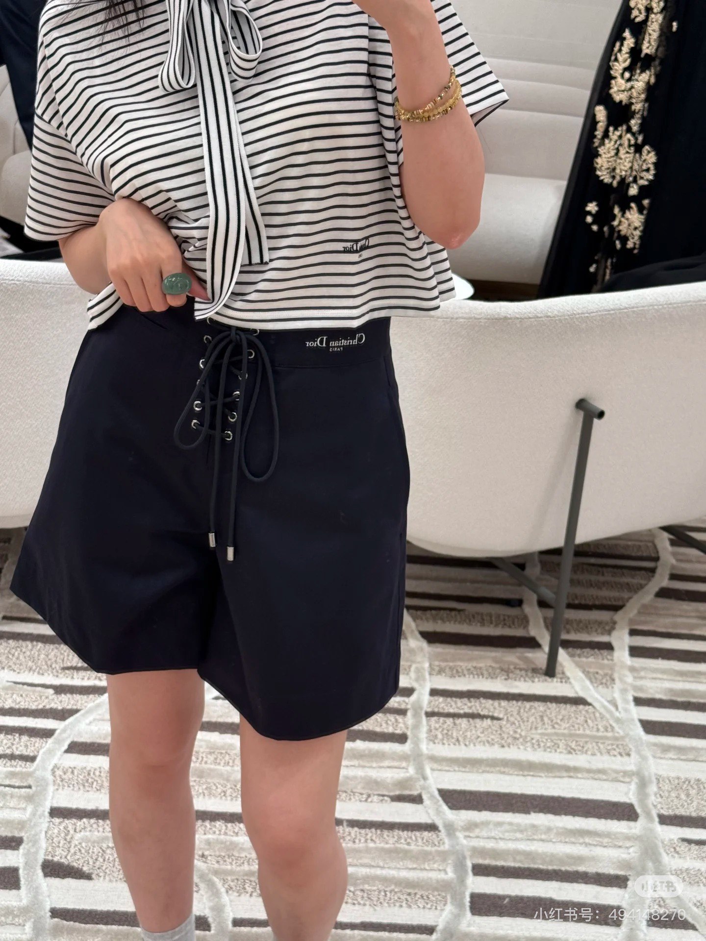 NO:438638,Dio*2025 new product streamer short sleeves original development high-end production cotton texture comfortable outfit fashionable round neck streamer short sleeve tailoring, black and white intertwined stripes throughout outline the hem embroidered letter logo to add a sense of styling Simple and smooth lines Wide version tailoring With letter logo, upper body shows elegant and intellectual temperament, daily commuting and dates, accurate version SML, dior, T-shirt, alexander wang19860909Dio*2025新品飘带短袖 原版开发 高版出品 棉质感舒适 穿搭洋气 圆领飘带短袖剪裁 通体勾勒黑白交织的条纹效果 配合下摆刺绣字母logo增添造型感 简约流畅线条 宽版剪裁 配合字母徽标 上身尽显优雅知性气质 日常通勤约会都 认准版本 SML,,dior,T-shirt,alexander wang,Women's clothing