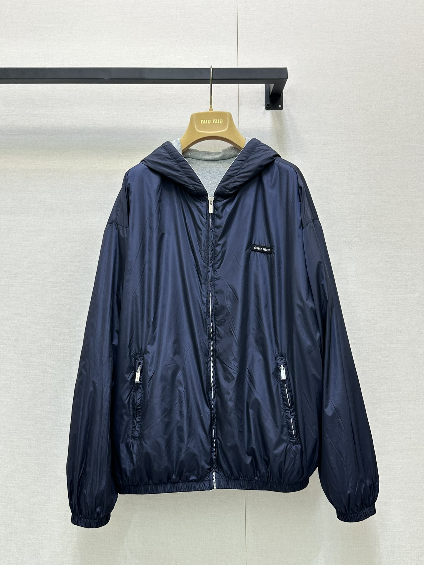 NO:438643,Miumi* 25Fw early autumn new style, double-sided hooded sweatshirt jacket. Original development!  High-end production!  Cotton is soft and comfortable, with one side of cotton and the other side of sportswear material, and the two-sided style is different. Customized letter hardware zipper head, laser letter patch on chest, drawstring hood + bag-style pocket. Blue and gray color matching is versatile, not picky, tall, fat and thin, can wear a unique temperament. SML double-sided wear, miumiu, hoodie, sweatshirts, jackets & coats, hats, alexander wang19860909Miumi* 25Fw早秋新款 双面可穿连帽卫衣外套.原版开发！高版出品！棉柔软舒适版型偏大,一面棉一面运动服材质,双面风格不同.定制字母五金拉链头、胸前激光字母贴布,抽绳兜帽+袋式口袋.蓝灰配色百搭,不挑人,高矮胖瘦都能穿出独特气质 现货 SML双面穿,,miumiu,hoodie,sweatshirts,jackets & coats,hats,alexander wang,Women's clothing