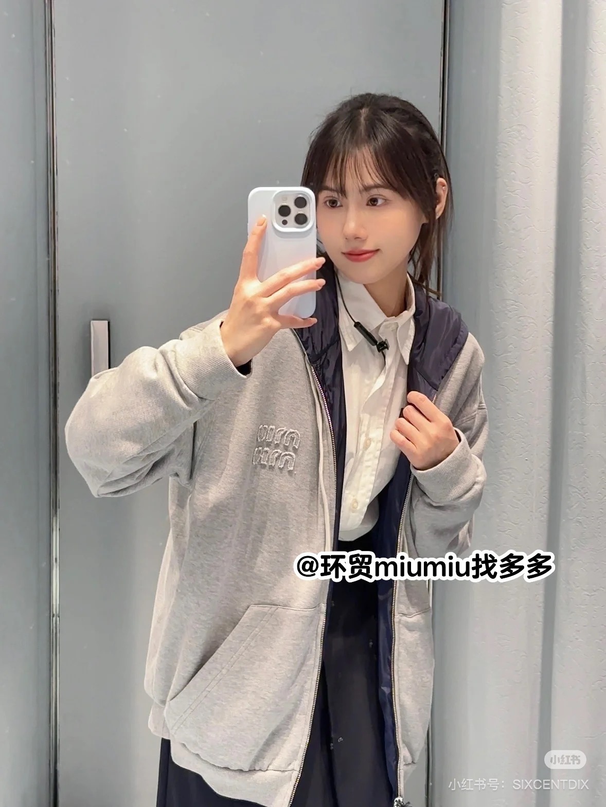 NO:438647,Miumi* 25Fw early autumn new style, double-sided hooded sweatshirt jacket. Original development!  High-end production!  Cotton is soft and comfortable, with one side of cotton and the other side of sportswear material, and the two-sided style is different. Customized letter hardware zipper head, laser letter patch on chest, drawstring hood + bag-style pocket. Blue and gray color versatile, not picky, tall, fat and thin, can wear unique temperament. Spot SML,,miumiu,hoodie,sweatshirts,jackets & coats,hats,alexander wang19860909Miumi* 25Fw早秋新款 双面可穿连帽卫衣外套.原版开发！高版出品！棉柔软舒适版型偏大,一面棉一面运动服材质,双面风格不同.定制字母五金拉链头、胸前激光字母贴布,抽绳兜帽+袋式口袋.蓝灰配色百搭,不挑人,高矮胖瘦都能穿出独特气质 现货 SML,,miumiu,hoodie,sweatshirts,jackets & coats,hats,alexander wang,Women's clothing