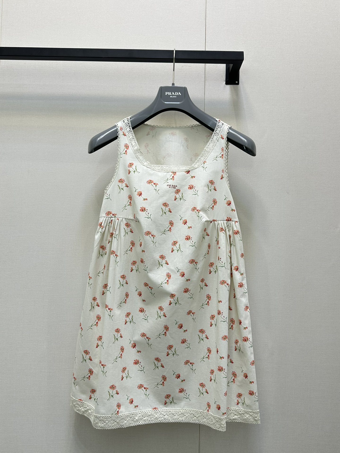 NO:440058,Prad* 25ss Spring and Summer New Style Sweet Lace-edged Floral Doll Skirt Floral Doll Skirt is designed with fresh florals and classic lace-edged collars to instantly lit up the sweet atmosphere. The A-line style is cleverly waist-tightening, making it look thin and covers the flesh first-class!  An excellent choice for spring outfits!  The hand-sleeved lace design is designed with exquisite and delicate lace parts, and the printed parts are bright in color and vivid in patterns. It really reveals high quality in every part. When you wear it, it feels like you are in a spring garden, with a fairy spirit and beautiful beauty!  It's really super versatile!  Whether it is paired with high heels or flat shoes, you can easily create different styles. I'm sure my version of S M L large-scale real-time photos, prada, flats, high heels, skirts, alexander wang19860909Prad* 25ss春夏新款 甜美蕾丝边碎花娃娃裙碎花娃娃裙以清新碎花与经典蕾丝边领设计,瞬间点亮甜美气息.A字版型巧妙收腰,显瘦遮肉效果一流！春日穿搭的绝佳选择！手袖拼接蕾丝设计,蕾丝部分精致细腻,印花部分色彩鲜艳、图案生动,真的是每一处都透露着高品质.穿在身上,仿佛置身于春日的花园中,仙气飘飘,美不胜收！真的是超级百搭！无论是搭配高跟鞋还是平底鞋,都能轻松打造出不同的风格.认准我家版本S M L大货实拍,,prada,flats,high heels,skirts,alexander wang,Women's clothing