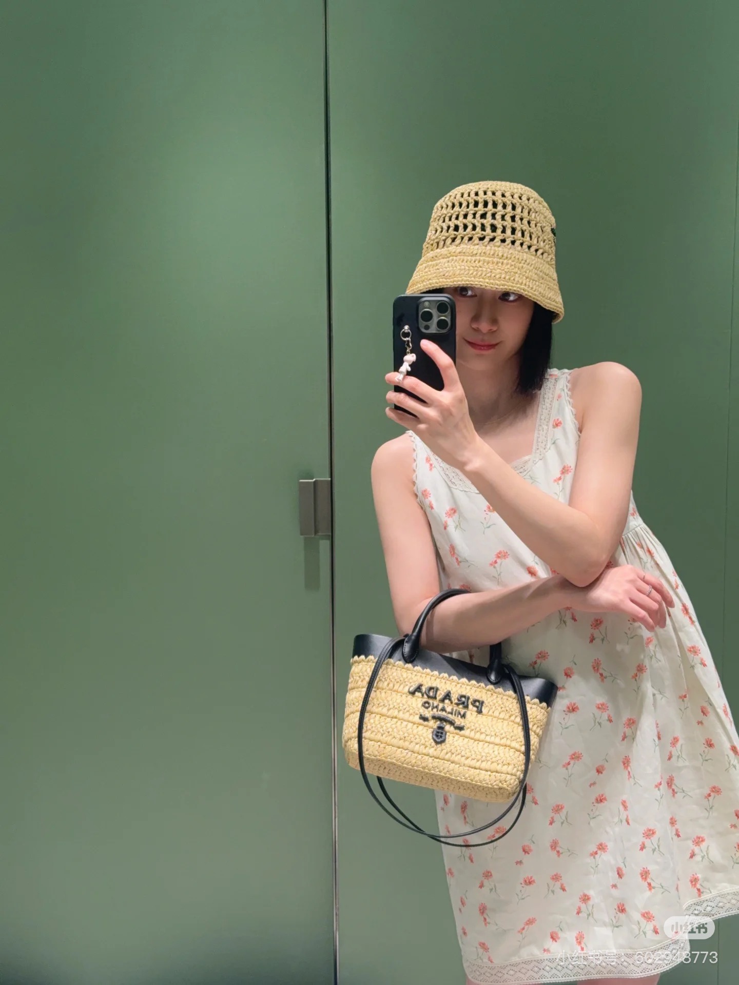 NO:440065,Prad* 25ss Spring and Summer New Style Sweet Lace-edged Floral Doll Skirt Floral Doll Skirt is designed with fresh florals and classic lace-edged collars to instantly lit up the sweet atmosphere. The A-line style is cleverly waist-tightening, making it look thin and covers the flesh first-class!  An excellent choice for spring outfits!  The hand-sleeved lace design is designed with exquisite and delicate lace parts, and the printed parts are bright in color and vivid in patterns. It really reveals high quality in every part. When you wear it, it feels like you are in a spring garden, with a fairy spirit and beautiful beauty!  It's really super versatile!  Whether it is paired with high heels or flat shoes, you can easily create different styles. Please identify my version of S M L, prada, flats, high heels, skirts, alexander wang19860909Prad* 25ss春夏新款 甜美蕾丝边碎花娃娃裙碎花娃娃裙以清新碎花与经典蕾丝边领设计,瞬间点亮甜美气息.A字版型巧妙收腰,显瘦遮肉效果一流！春日穿搭的绝佳选择！手袖拼接蕾丝设计,蕾丝部分精致细腻,印花部分色彩鲜艳、图案生动,真的是每一处都透露着高品质.穿在身上,仿佛置身于春日的花园中,仙气飘飘,美不胜收！真的是超级百搭！无论是搭配高跟鞋还是平底鞋,都能轻松打造出不同的风格.认准我家版本S M L,,prada,flats,high heels,skirts,alexander wang,Women's clothing