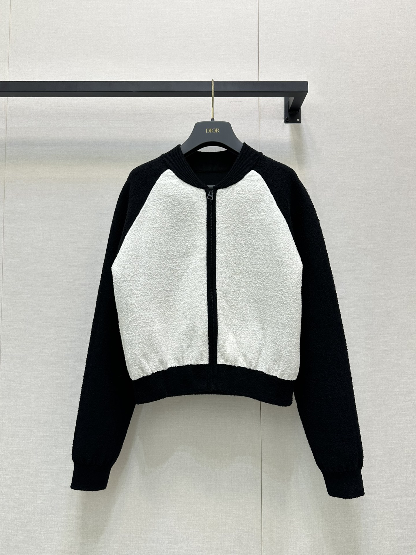 NO:440073,*25 autumn and winter new products, 8-character baseball jacket with black and white contrasting color design, brand logo letter pattern design, highlighting the brand charm. Exclusive customized imported yb cotton wool material, contrasting color No. 8 digital pattern, black and white chessboard waving elements, sports and leisure style online!  High-end and textured!  The casual matching is a relaxed and comfortable style, 1:1 super style, the latest summer items, the exclusive high-end version, spot SML large-scale real shots,, jackets & coats, jackets & coats, alexander wang19860909*25秋冬新品 后背棋盘格8字棒球夹克外套黑白撞色设计,背后品牌徽标字母图案设计,彰显品牌魅力 独家定制进口yb棉羊毛材质,撞色8号数字图案,黑白棋盘格挥旗元素,运动休闲范在线！高级有质感！随意搭配都是轻松自在的风格,1:1超赞版型 夏季最新单品 认准独家高版本 现货 SML大货实拍,,jackets & coats,jackets & coats,alexander wang,Women's clothing