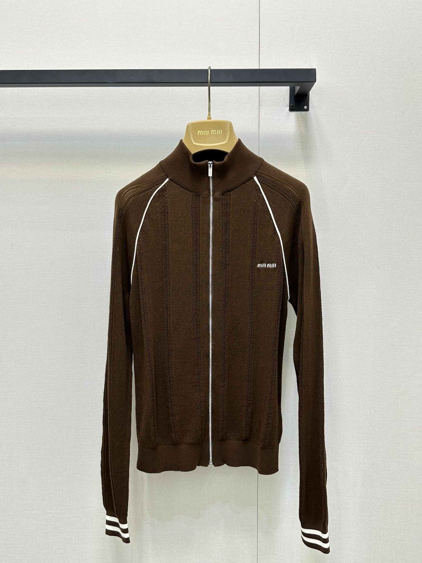 NO:440088,Miumi* 25Ss spring and summer new style micro-label long-sleeved zipper knitted jacket. Original development, high-end production!  Wool yarn weaving, soft and comfortable, fashionable and slim, long-sleeved knitted jacket cut, full-clad design zippers are convenient to put on and off, large body is in vertical hollow alternating raglan cuff lines contrasting colors, large body brown forms collision, threaded edges, full precision, iconic letter logo decoration on the chest, showing the temperament of Miao's best, add a gentle and literary atmosphere, perfect for random matching, spot SML large-scale real shot,,miumiu, jackets & coats,alexander wang19860909Miumi* 25Ss春夏新款 微标长袖拉链针织外套.原版开发 高版出品！羊毛纱线织造 柔软舒适 洋气显瘦 长袖针织外套剪裁 全开襟设计拉链便利穿脱 大身以竖状镂空交替插肩袖口线条撞色 大身棕色形成碰撞 配合螺纹包边 精致度满分 胸前标志性字母徽标装饰 展现缪氏最拿手的气质学院风格 增添温柔文艺气息 随意搭配都完美 现货 SML大货实拍,,miumiu,jackets & coats,alexander wang,Women's clothing