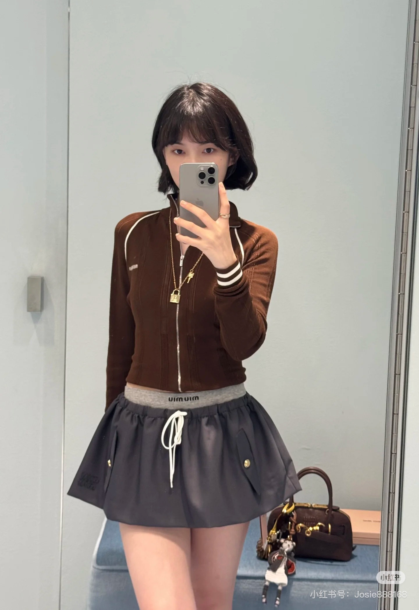 NO:440095,Miumi* 25Ss spring and summer new style micro-label long-sleeved zipper knitted jacket. Original development, high-end production!  Wool yarn weaving, soft and comfortable, fashionable and slim, long-sleeved knitted jacket cut, full-clad design zippers are convenient to put on and off, large body is in vertical hollow alternating raglan cuff lines contrasting colors, large body brown forms collision, threaded edges, full of exquisiteness, iconic letter logo decoration on the chest, showing the temperament of Miao's best, add a gentle and literary atmosphere, perfect for random matching, spot SML,,miumiu, jackets & coats,alexander wang19860909Miumi* 25Ss春夏新款 微标长袖拉链针织外套.原版开发 高版出品！羊毛纱线织造 柔软舒适 洋气显瘦 长袖针织外套剪裁 全开襟设计拉链便利穿脱 大身以竖状镂空交替插肩袖口线条撞色 大身棕色形成碰撞 配合螺纹包边 精致度满分 胸前标志性字母徽标装饰 展现缪氏最拿手的气质学院风格 增添温柔文艺气息 随意搭配都完美 现货 SML,,miumiu,jackets & coats,alexander wang,Women's clothing