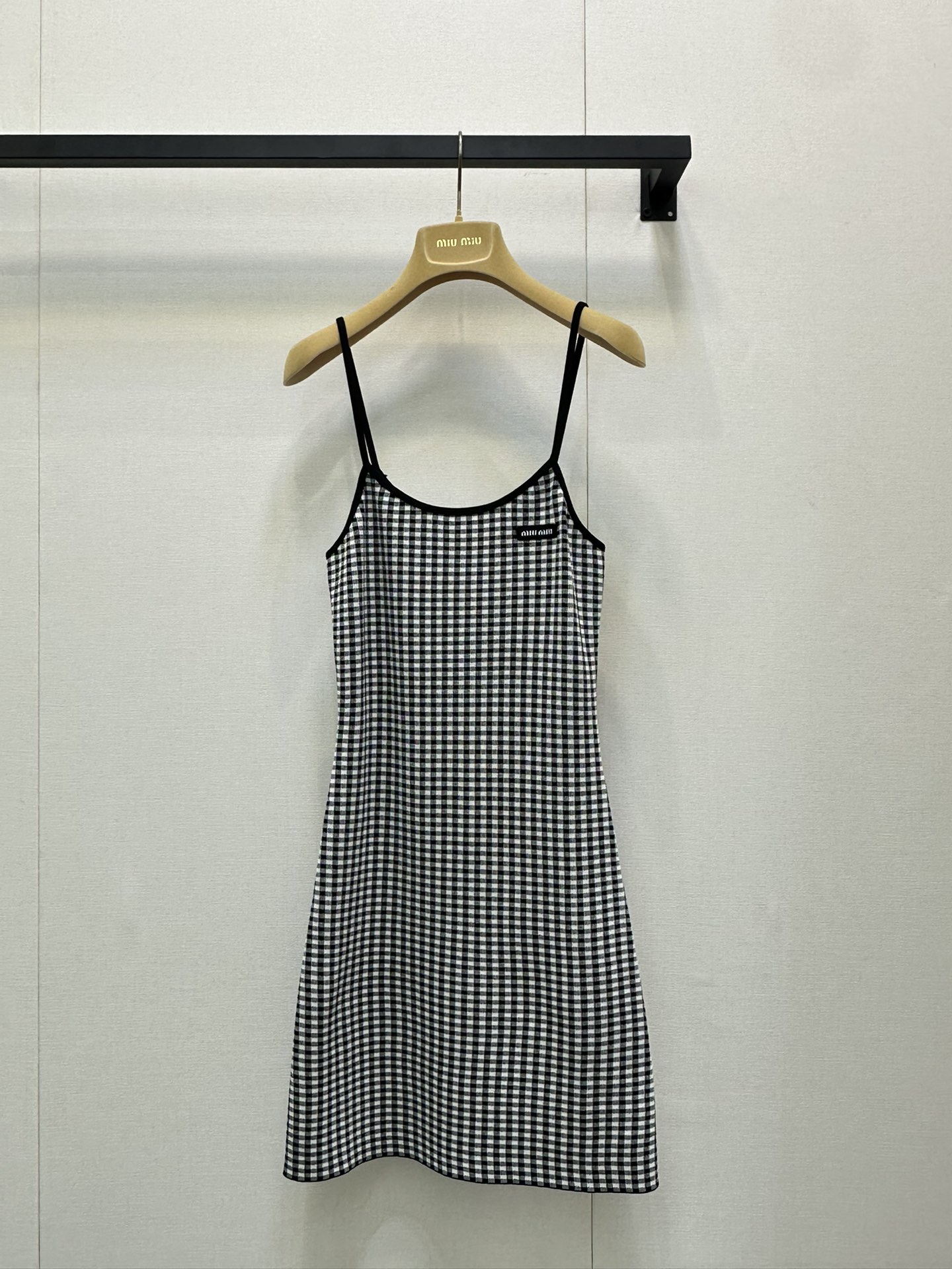 NO:440102,Miumi* 25Ss Spring and Summer New Style Micro-marked plaid knitted suspender dress. Original development!  High-end production!  Different from the market version!  Imported yarn weaving, comfortable and elastic, breathable, thin shoulder suspender skirt cut, improve skin exposure, outline shoulder neck lines, make it look slimmer, keep the edge consistent with shoulder straps, improve the details, the black and white plaids on the body form intertwined collision, and the letter logo embellishes, can better show the exquisite temperament, highlight the high-end feeling of outfit, elastic and elastic, more refined, slim outfit, show the relaxed tone, light luxury and fashionable temperament, can be worn alone, workmanship quality depends on the details. Spot SML large-scale real shot,,miumiu, skirts,alexander wang19860909Miumi* 25Ss春夏新款 微标格纹针织吊带连衣裙.原版开发！高版出品！区别市面版本！进口纱线织造 舒适弹力 透气十足 细肩吊带裙剪裁 提升露肤度 勾勒肩颈线条更显瘦 与肩带保持一致的包边 提升细节质感 大身黑白格纹形成交织碰撞 配合字母徽标点缀 更能彰显精致气质 凸显穿搭高级感 弹性松紧更显精致 穿搭显瘦 尽显松弛调性 轻奢时髦气质 单穿叠穿均可 做工品质看细节.现货 SML大货实拍,,miumiu,skirts,alexander wang,Women's clothing