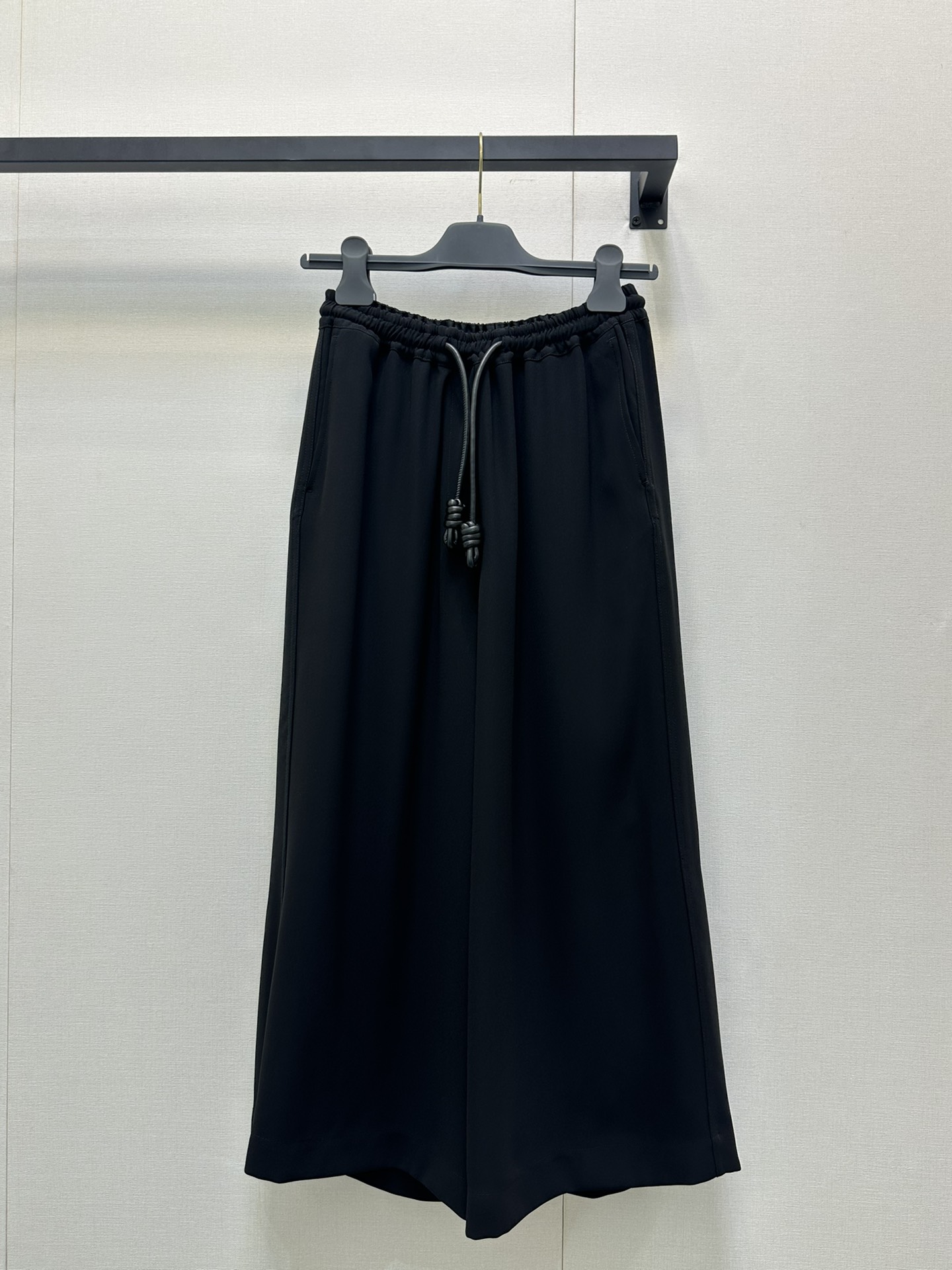 NO:440116,LOEWE 25 new leather elastic waist nine-point wide-leg pants. Original development, high-end production!  Custom imported acetic acid fabric, delicate texture, cool and draped, leather knots reflect luxury, waist inner design logo logo reflects brand concept!  Very good style, covers the strand and legs, and is not picky about people. The style of dressing can be diverse. SML large-scale real shots, loewe, alexander wang19860909LOEWE 25新款皮质松紧腰九分大阔腿裤.原版开发 高版出品！定制进口醋酸面料,质感细腻 凉快有垂坠感,皮质绳结体现奢华 腰头内里设计logo标识 体现品牌理念！版型非常好 遮跨遮腿 也不挑人 穿搭风格可多样化SML大货实拍,,loewe,alexander wang,Women's clothing