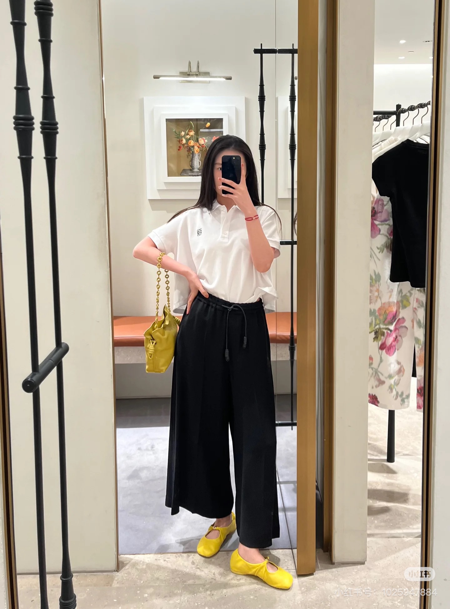 NO:440125,LOEWE 25 new leather elastic waist nine-point wide-leg pants. Original development, high-end production!  Custom imported acetic acid fabric, delicate texture, cool and draped, leather knots reflect luxury, waist inner design logo logo reflects brand concept!  Very good style, covers the strand and legs, and is not picky about people. The style of dressing can be diverse. SML, loewe, alexander wang19860909LOEWE 25新款皮质松紧腰九分大阔腿裤.原版开发 高版出品！定制进口醋酸面料,质感细腻 凉快有垂坠感,皮质绳结体现奢华 腰头内里设计logo标识 体现品牌理念！版型非常好 遮跨遮腿 也不挑人 穿搭风格可多样化SML,,loewe,alexander wang,Women's clothing