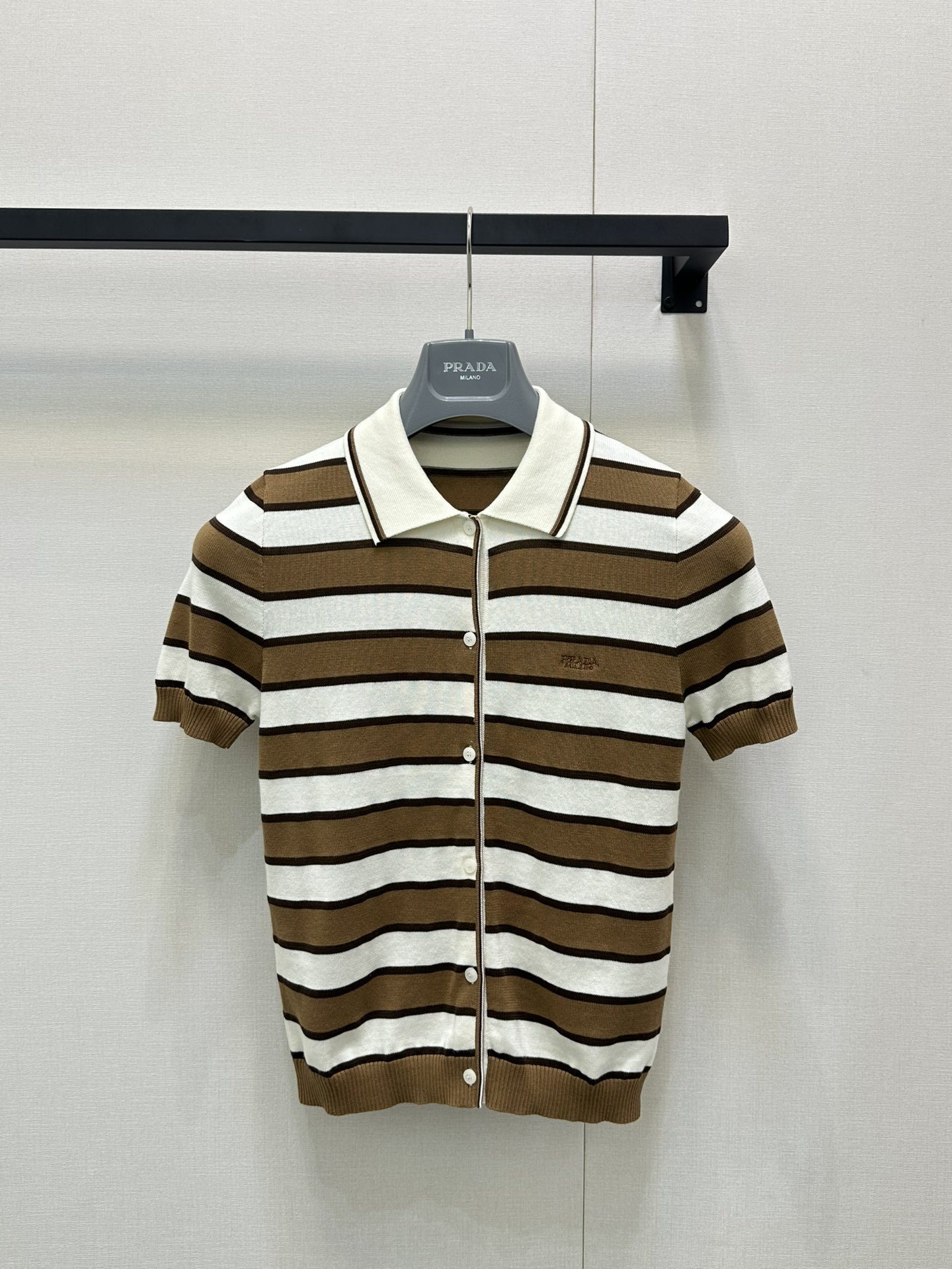 NO:441889,Prad* 25SS Spring and Summer New Style Mid-color Striped Knitted Polo Short-sleeved Top. Original Developed!  High-end production!  College style outfit, versatile and age-reducing and fashionable!  Swiss machine 16-pin process fixed dyeing cotton yarn fabric!  Positioning embroidered letters, college-style girl outfit, slim fit style is not picky about people, and looks slim with big body!  Spot SML big-ticket real shot, prada, T-shirt, alexander wang19860909Prad* 25SS春夏新款 间色条纹针织polo短袖上衣.原版开发！高版出品！学院风穿搭,百搭减龄又时髦！瑞士机16针工艺定染棉纱面料！定位刺绣字母,学院风少女穿搭 修身版型不挑人上身巨显瘦！现货 SML大货实拍,,prada,T-shirt,alexander wang,Women's clothing