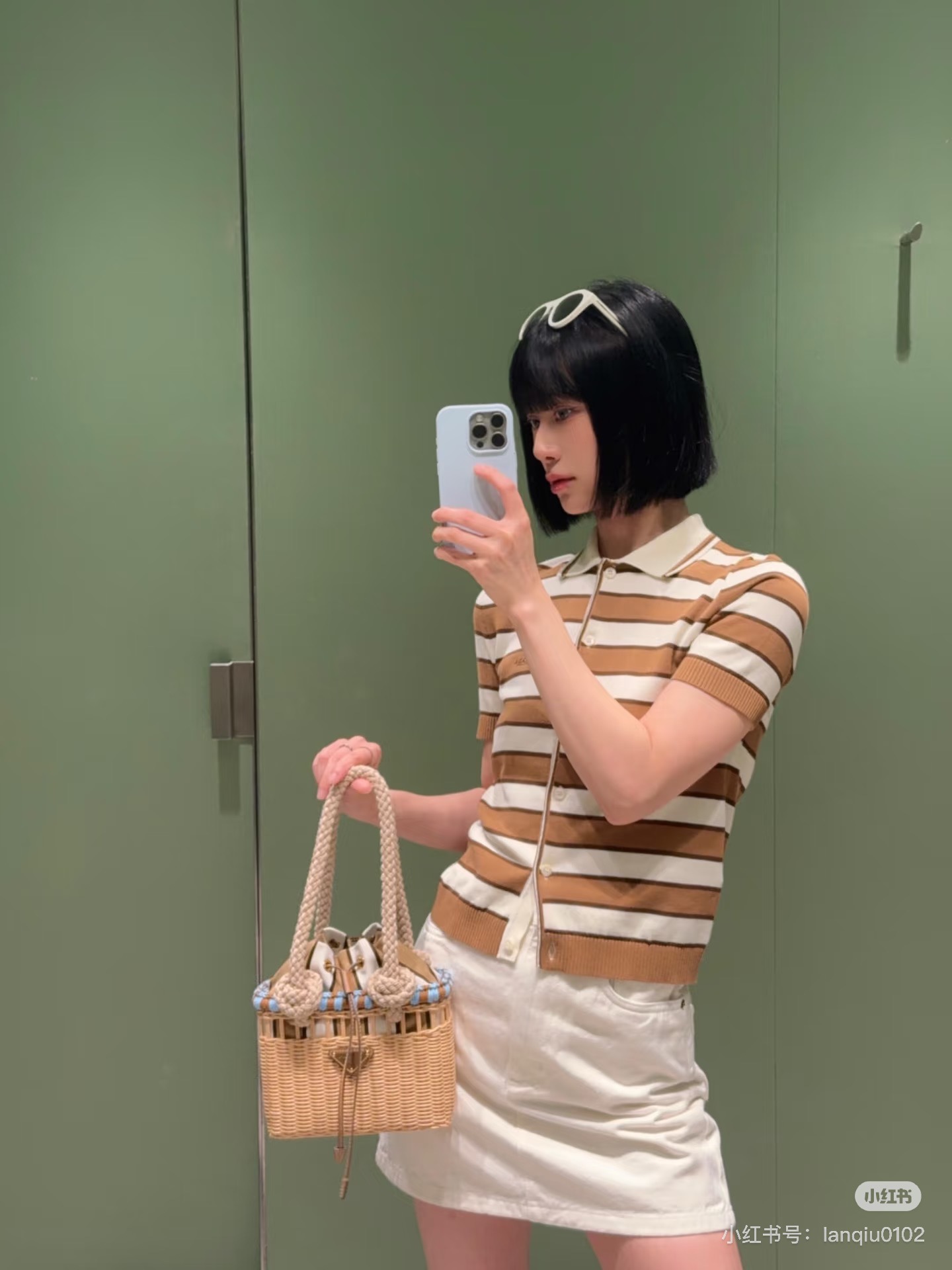 NO:441898,Prad* 25SS Spring and Summer New Style Mid-color Striped Knitted Polo Short-sleeved Top. Original Developed!  High-end production!  College style outfit, versatile and age-reducing and fashionable!  Swiss machine 16-pin process fixed dyeing cotton yarn fabric!  Positioning embroidered letters, college-style girl outfit, slim fit style is not picky about people, and looks slim with big body!  Spot SML, prada, T-shirt, alexander wang19860909Prad* 25SS春夏新款 间色条纹针织polo短袖上衣.原版开发！高版出品！学院风穿搭,百搭减龄又时髦！瑞士机16针工艺定染棉纱面料！定位刺绣字母,学院风少女穿搭 修身版型不挑人上身巨显瘦！现货 SML,,prada,T-shirt,alexander wang,Women's clothing