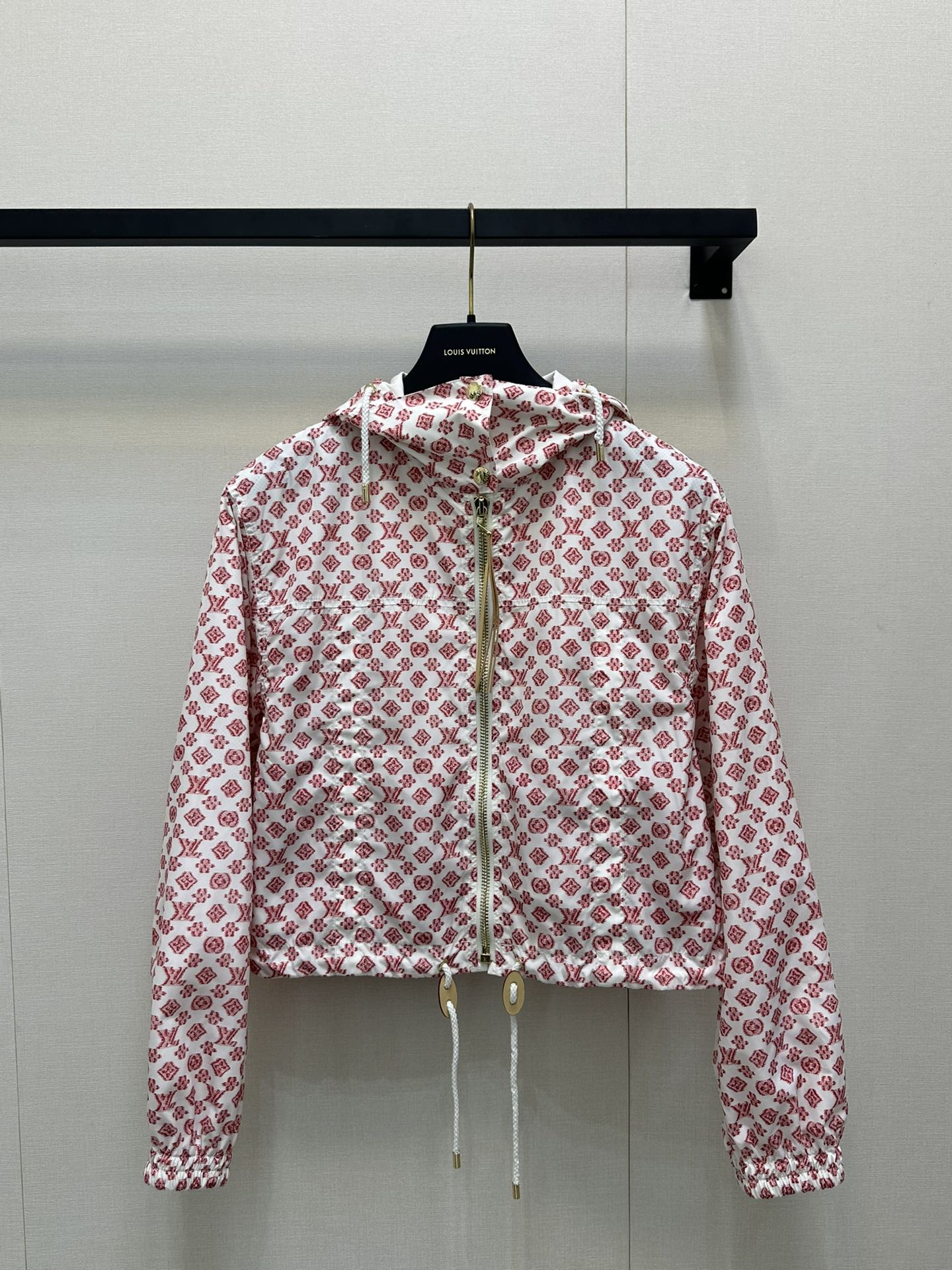 NO:441871,Louis Vuitto*2025 new hooded sunscreen jacket customized YB imported windbreaker material comfortable and easy to wear, crisp and stylish hooded drawstring sunscreen jacket casual cover leather zipper is easy to put on and off, and echoes the four-leaf clover letter pattern with white background and red flowers, highlights taste, matches the hem drawstring style to add casual and fashionable feeling of work clothes, and the visual effect is richer. The white-edged waist-sealed drawstring is more fashionable. The brand logo echoes the top and bottom to highlight fashionable positioning. The correct version SML large-scale real shot,,louis vuitton,jackets & coats,hats,alexander wang19860909Louis Vuitto*2025新品连帽防晒外套 定制YB进口风衣材质 舒适好穿 挺括有型 连帽抽绳防晒外套休闲套 皮扣拉链便于穿脱调节 同时呼应大身满铺白底红花的四叶草字母图案 彰显品味 配合下摆抽绳包边样式 增添工装休闲时尚感 视觉效果更显丰富 白边腰封抽绳更显洋气 品牌徽标上下呼应 彰显时髦潮流定位 认准版本 SML大货实拍,,louis vuitton,jackets & coats,hats,alexander wang,Women's clothing