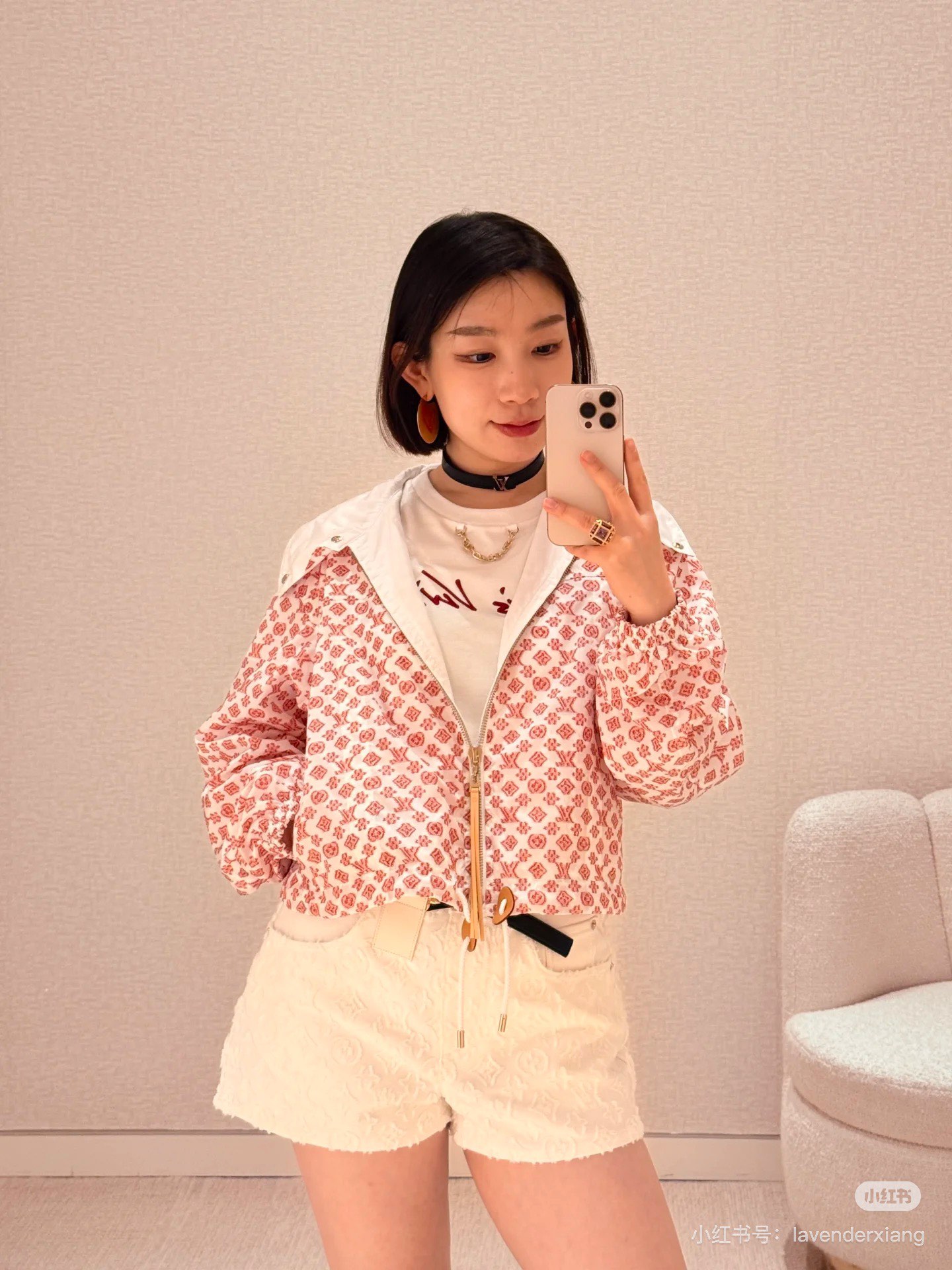 NO:441880,Louis Vuitto*2025 new hooded sunscreen jacket customized YB imported windbreaker material, comfortable and easy to wear, crisp and stylish hooded drawstring sunscreen jacket casual cover leather zipper for easy on and off adjustment, and echoes the four-leaf clover letter pattern with white background and red flowers on the large body, highlights taste, matches the hem drawstring style to add casual and fashionable feeling of work clothes, and the visual effect is richer. The white-edged waist-sealed drawstring is more fashionable. The brand logo echoes the top and bottom to highlight fashionable positioning. The correct version SML,,louis vuitton,jackets & coats,hats,alexander wang19860909Louis Vuitto*2025新品连帽防晒外套 定制YB进口风衣材质 舒适好穿 挺括有型 连帽抽绳防晒外套休闲套 皮扣拉链便于穿脱调节 同时呼应大身满铺白底红花的四叶草字母图案 彰显品味 配合下摆抽绳包边样式 增添工装休闲时尚感 视觉效果更显丰富 白边腰封抽绳更显洋气 品牌徽标上下呼应 彰显时髦潮流定位 认准版本 SML,,louis vuitton,jackets & coats,hats,alexander wang,Women's clothing