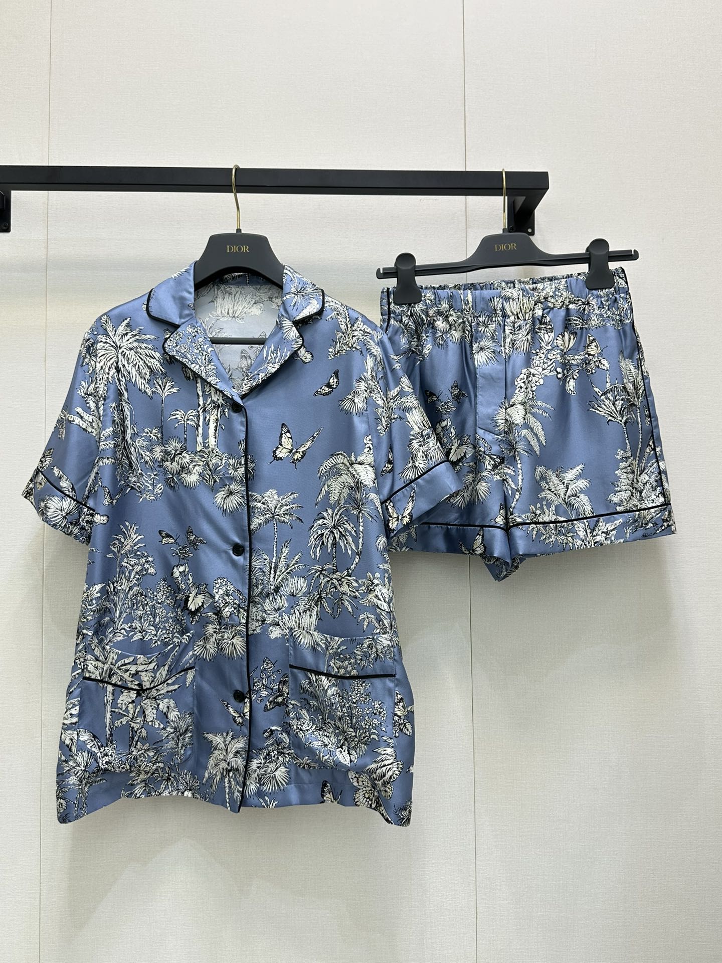 NO:441847,(Shirt) Dior2025SS Floral Silk Set is simply the new favorite of home style!  The fabric is heavy and textured. When you wear it, you are synonymous with low-key luxury. This set of design is simple but elegant. The light fabric swings with the wind, as if you are in a romantic resort. Every detail reveals Dior's ingenuity, which makes people love it. The lazy design can feel the comfort and comfort it brings. Identify my version. SML large-scale real shots, dior, shirts, real silk, alexander wang19860909（衬衫） Dior2025SS花卉真丝套装 简直是居家造型的新宠儿！面料重磅有质感,穿上它 你就是低调奢华的代名词 这套的设计简约而不失高雅,轻盈的面料随风摆动,仿佛置身于浪漫的渡假胜地.每一个细节都透露着Dior的匠心独运,让人爱不释手 慵懒的版型设计 都能感受到它带来的舒适与惬意 认准我家版本 SML大货实拍,,dior,shirts,real silk,alexander wang,Women's clothing