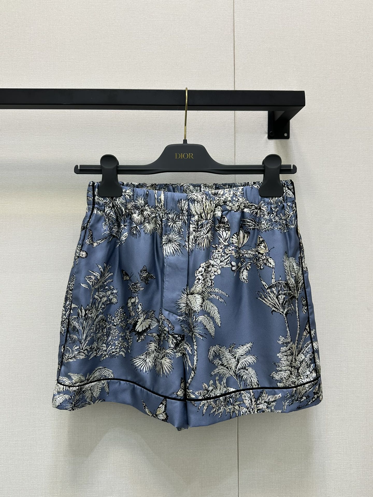 NO:441855,(Shorts) Dior2025SS Floral Silk Set is simply the new favorite of home style!  The fabric is heavy and textured. When you wear it, you are synonymous with low-key luxury. This set of design is simple but elegant. The light fabric swings with the wind, as if you are in a romantic resort. Every detail reveals Dior's ingenuity, which makes people love it. The lazy design can feel the comfort and comfort it brings. Identify my version. SML large-scale real shots, dior, shorts, real silk, alexander wang19860909（短裤） Dior2025SS花卉真丝套装 简直是居家造型的新宠儿！面料重磅有质感,穿上它 你就是低调奢华的代名词 这套的设计简约而不失高雅,轻盈的面料随风摆动,仿佛置身于浪漫的渡假胜地.每一个细节都透露着Dior的匠心独运,让人爱不释手 慵懒的版型设计 都能感受到它带来的舒适与惬意 认准我家版本 SML大货实拍,,dior,shorts,real silk,alexander wang,Women's clothing