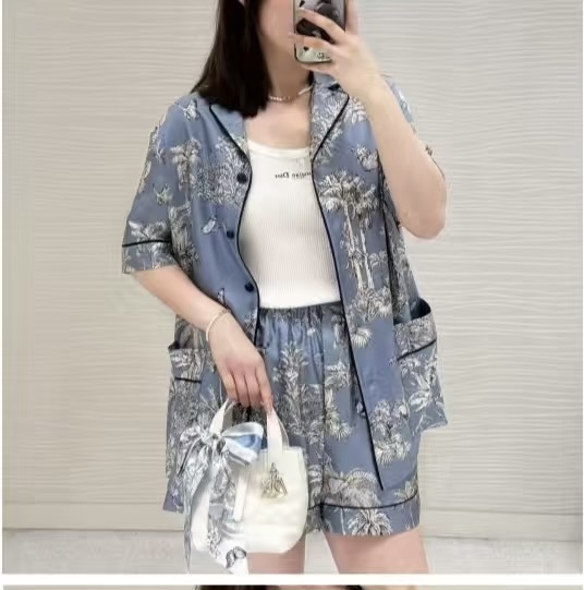 NO:441863,(Shorts) Dior2025SS Floral Silk Set is simply the new favorite of home style!  The fabric is heavy and textured. Wear it, you are synonymous with low-key luxury. This set of design is simple but elegant. The light fabric swings in the wind, as if it is in a romantic resort. Every detail reveals Dior's ingenuity, which makes people love it. The lazy style design can feel the comfort and comfort it brings. Identify my version SML,,dior, shorts, real silk,alexander wang19860909（短裤） Dior2025SS花卉真丝套装 简直是居家造型的新宠儿！面料重磅有质感,穿上它 你就是低调奢华的代名词 这套的设计简约而不失高雅,轻盈的面料随风摆动,仿佛置身于浪漫的渡假胜地.每一个细节都透露着Dior的匠心独运,让人爱不释手 慵懒的版型设计 都能感受到它带来的舒适与惬意 认准我家版本 SML,,dior,shorts,real silk,alexander wang,Women's clothing