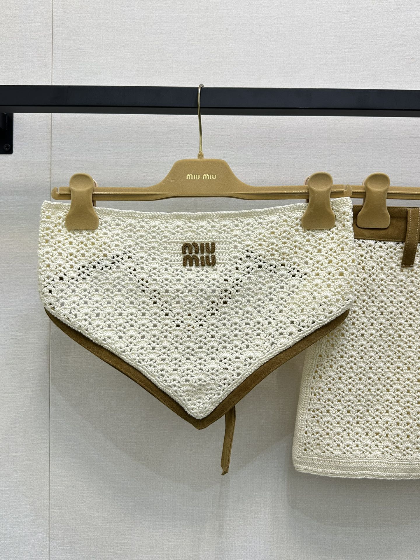 NO:441907,(Tibre Boob) Miu Miu 2025 summer new product set, integrating weaving technology into the design. The top and bottom are hollowed-woven leather fabric, presenting a light and breathable texture, and at the same time, they are cleverly matched with brown trim at the edges to form a visual sense of layering and exquisiteness. The brand's iconic 'MIU MIU' letter logo embellishes it, highlighting the brand's unique style and recognition. Whether you are enjoying the sunny beach during vacation or walking on the streets of the city, this outfit allows you to show a casual and elegant fashion attitude, easily becoming the focus of everyone's attention. Identify my version SML large-scale products real shot, miumiu, alexander wang19860909（抹胸） Miu Miu 2025 夏季新品套装,将编织工艺融入设计.上衣与下装采用镂空编织真皮面料 呈现出轻盈透气的质感,同时在边缘处巧妙搭配棕色饰边,形成视觉上的层次感与精致感.品牌标志性的 “MIU MIU” 字母标识点缀其上,彰显品牌独特的风格与辨识度.无论是在度假时享受阳光沙滩,还是在都市街头漫步,这套服装都能让你展现出随性又不失优雅的时尚态度,轻松成为众人瞩目的焦点 认准我家版本 SML大货实拍,,miumiu,alexander wang,Women's clothing