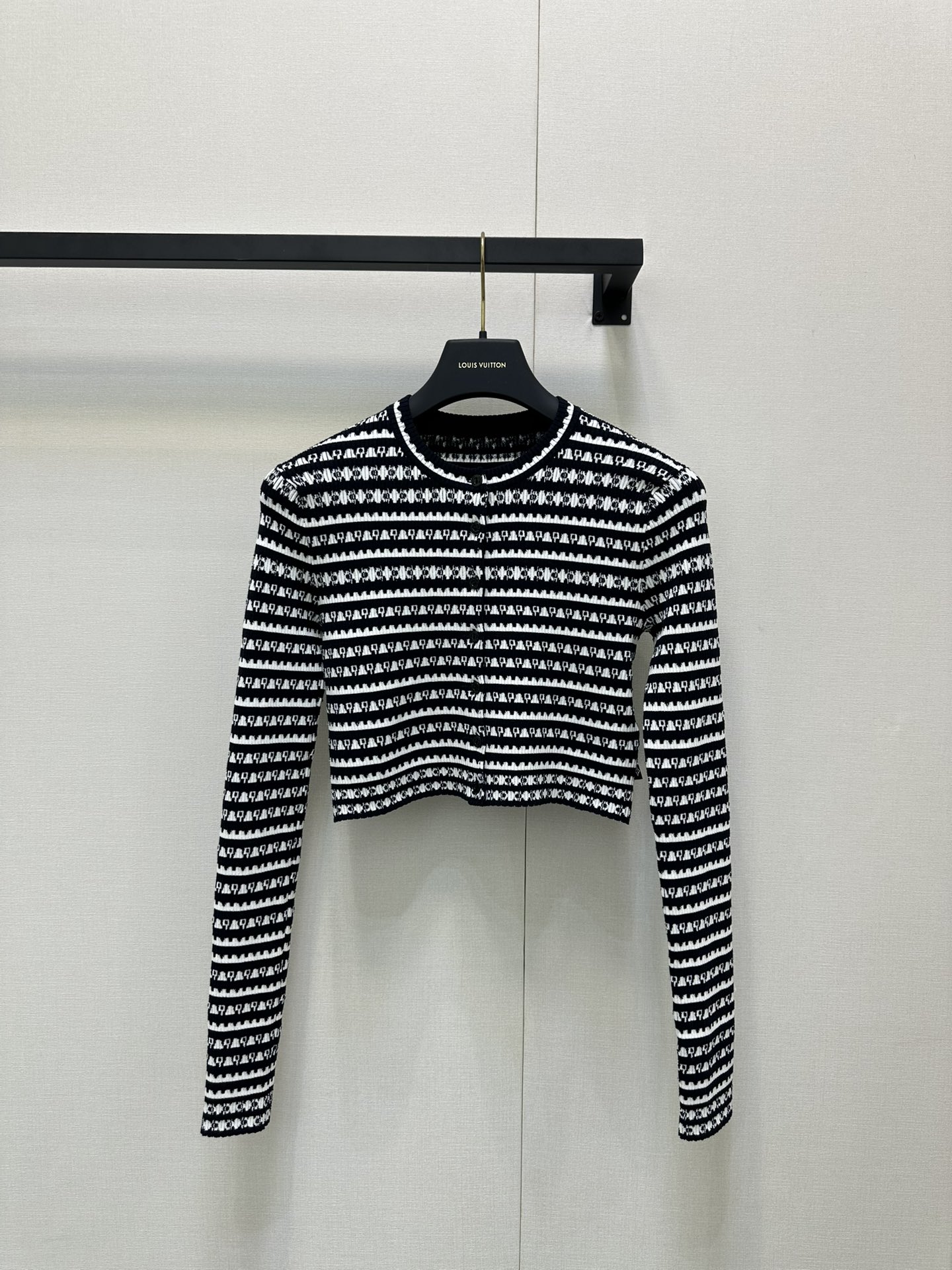 NO:443384,Louis Vuitt*n 25Ss Spring and Summer New Slide Monogram Jacquard Short Sleeve Knitted Sweater. Original Developed!  High-end production!  Imported looms create black and white contrasting fan-shaped striped woven surfaces, integrating classic monogram four-leaf clover jacquard, fine craftsmanship, left logo label highlights recognition, slim fit style is fashionable and exquisite, and can be worn casually. It is very high-end~ Identify my version of S M L large-scale real-time photos, louis vuitton, T-shirt, alexander wang19860909Louis Vuitt*n 25Ss春夏新款 扇形条纹Monogram提花短袖针织衫.原版开发！高版出品！进口织机打造黑白对比色扇形条纹织面,融入经典monogram四叶草提花,工艺精细,左侧logo标签凸显辨识度,修身版型洋气精致,随便穿就巨高级~认准我家版本S M L大货实拍,,louis vuitton,T-shirt,alexander wang,Women's clothing