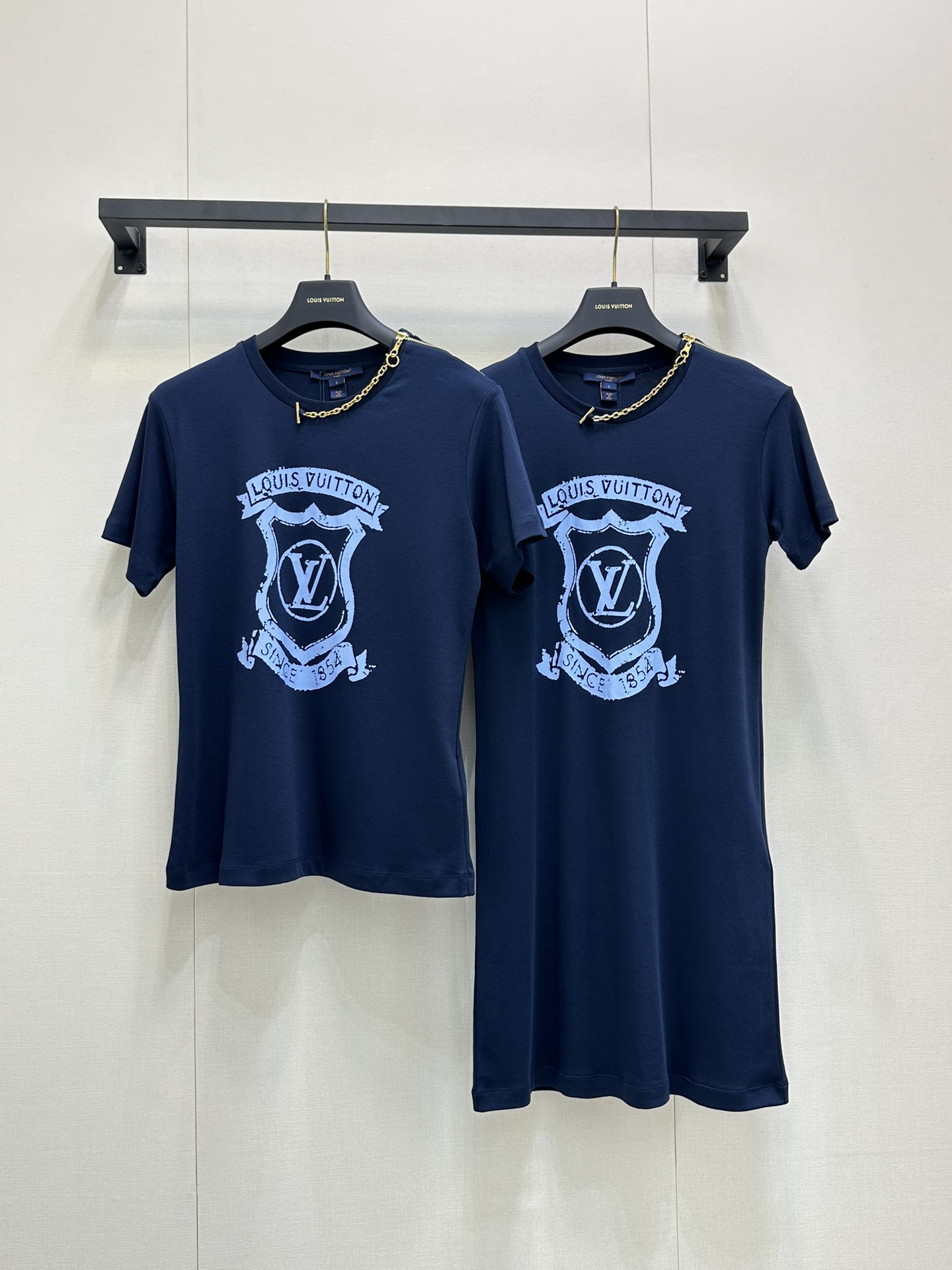 NO:443321,Louis vuittin* 25Ss Spring and Summer New Style Navy Badge Print Short Sleeve T-shirt. Original Developed!  High-end production!  Interpret the letters and the year of the brand creation. The iconic zippers and chain thin nodes are accented with shoulders, achieving a variety of flexible shapes. The soft and breathable cotton cloth brings a comfortable wearing experience. The classic style is not picky about people and looks slim!  Highly recommended casual temperament items. Spot SML large-scale real shots, louis vuitton, T-shirt, tees, t-shirt, alexander wang19860909Louis vuittin* 25Ss春夏新款 海军风徽章印花短袖T恤.原版开发！高版出品！解读字母和品牌创立年份.标志性拉链及链条细节点缀肩头,实现多种灵动造型.柔软透气的棉布带来舒适穿着体验.经典版型不挑人上身巨显瘦！强烈推荐休闲气质单品.现货 SML大货实拍,,louis vuitton,T-shirt,tees，t-shirt,alexander wang,Women's clothing