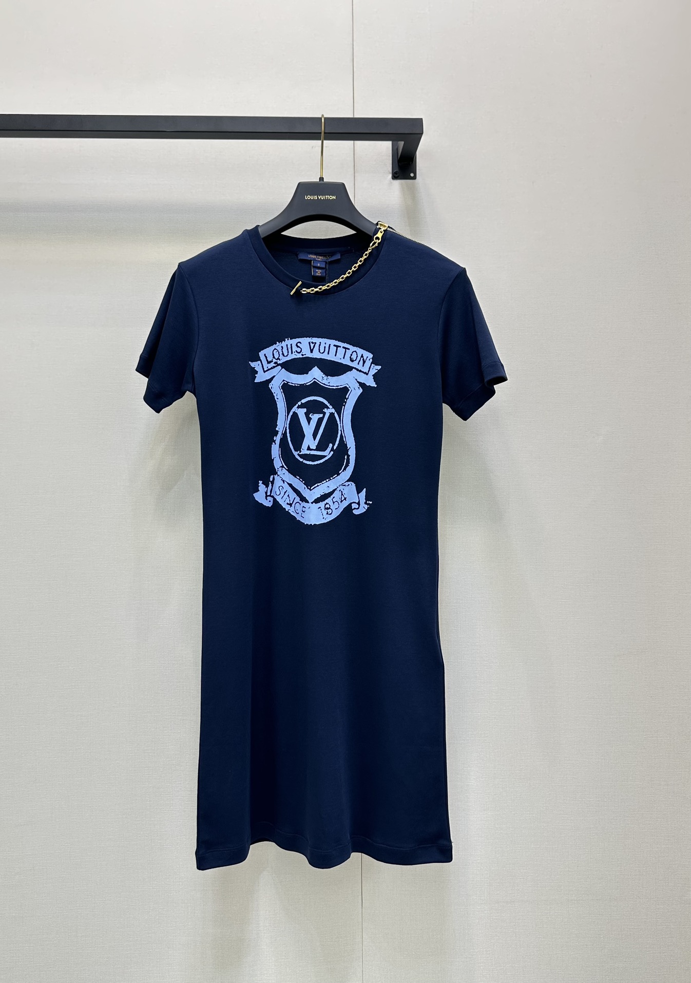 NO:443335,Louis vuittin* 25Ss Spring and Summer New Style Navy Badge Print Short Sleeve T-Skirt Original Development!  High-end production!  Interpret the letters and the year of the brand creation. The iconic zippers and chain thin nodes are accented with shoulders, achieving a variety of flexible shapes. The soft and breathable cotton cloth brings a comfortable wearing experience. The classic style is not picky about people and looks slim!  Highly recommended casual temperament items. SML large-scale real-life photos, louis vuitton, skirts, T-shirt, alexander wang19860909Louis vuittin* 25Ss春夏新款 海军风徽章印花短袖T裙 原版开发！高版出品！解读字母和品牌创立年份.标志性拉链及链条细节点缀肩头,实现多种灵动造型.柔软透气的棉布带来舒适穿着体验.经典版型不挑人上身巨显瘦！强烈推荐休闲气质单品.现货 SML大货实拍,,louis vuitton,skirts,T-shirt,alexander wang,Women's clothing