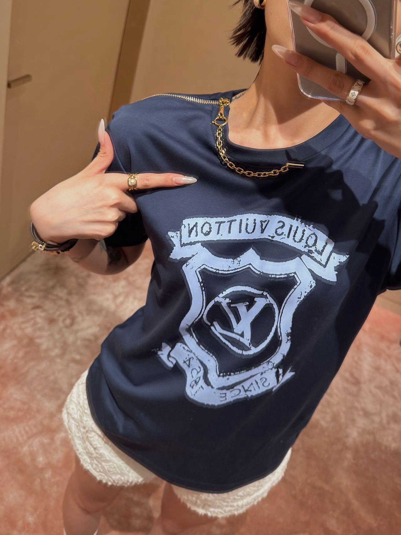 NO:443327,Louis vuittin* 25Ss Spring and Summer New Style Navy Badge Print Short Sleeve T-shirt. Original Developed!  High-end production!  Interpret the letters and the year of the brand creation. The iconic zippers and chain thin nodes are accented with shoulders, achieving a variety of flexible shapes. The soft and breathable cotton cloth brings a comfortable wearing experience. The classic style is not picky about people and looks slim!  Highly recommended casual temperament items. SML, louis vuitton, T-shirt,tees, t-shirt,alexander wang19860909Louis vuittin* 25Ss春夏新款 海军风徽章印花短袖T恤.原版开发！高版出品！解读字母和品牌创立年份.标志性拉链及链条细节点缀肩头,实现多种灵动造型.柔软透气的棉布带来舒适穿着体验.经典版型不挑人上身巨显瘦！强烈推荐休闲气质单品.现货 SML,,louis vuitton,T-shirt,tees，t-shirt,alexander wang,Women's clothing