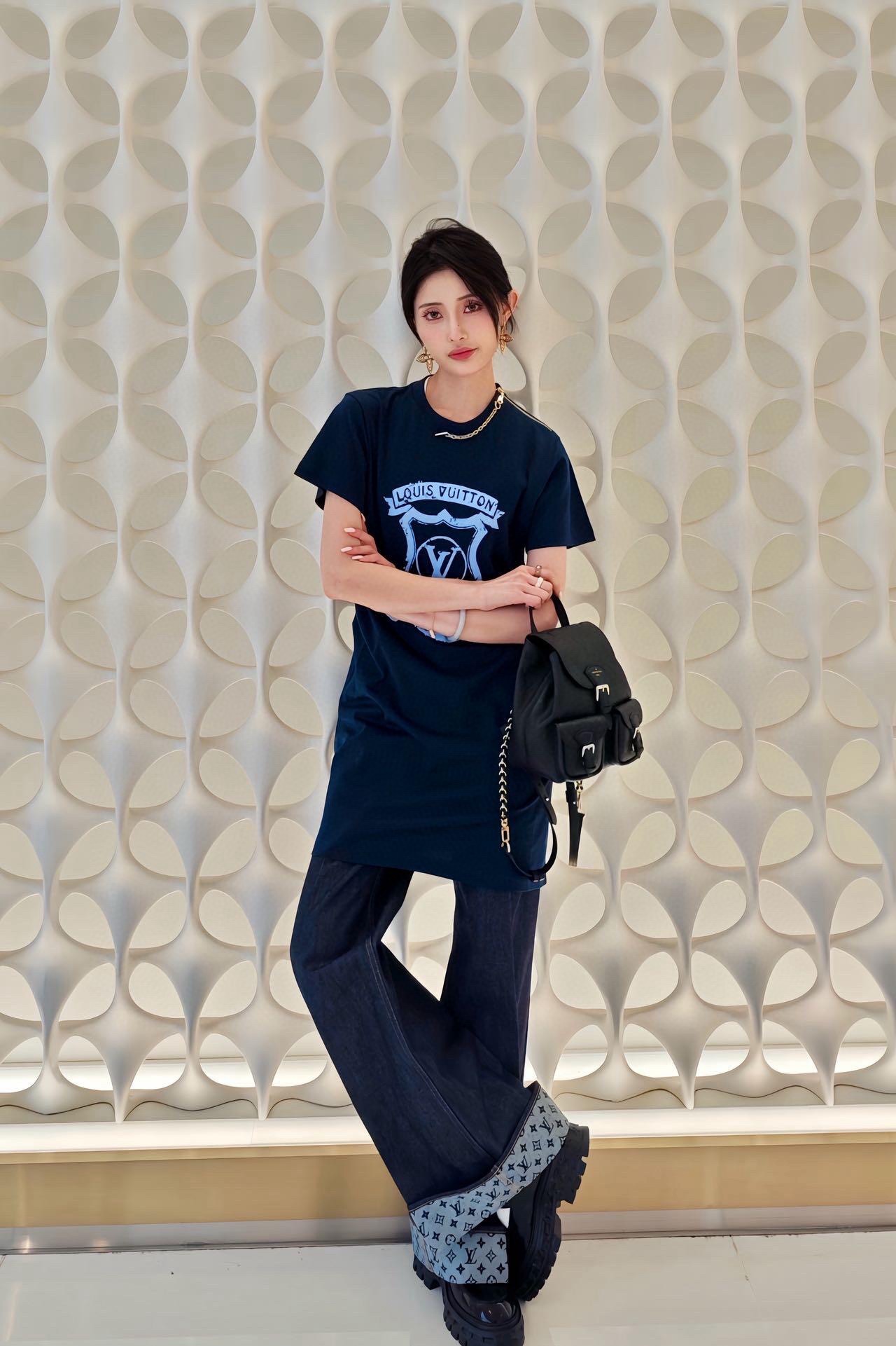 NO:443342,Louis vuittin* 25Ss Spring and Summer New Style Navy Badge Print Short Sleeve T-Skirt Original Development!  High-end production!  Interpret the letters and the year of the brand creation. The iconic zippers and chain thin nodes are accented with shoulders, achieving a variety of flexible shapes. The soft and breathable cotton cloth brings a comfortable wearing experience. The classic style is not picky about people and looks slim!  Highly recommend casual temperament items. SML, louis vuitton, skirts, T-shirt, alexander wang19860909Louis vuittin* 25Ss春夏新款 海军风徽章印花短袖T裙 原版开发！高版出品！解读字母和品牌创立年份.标志性拉链及链条细节点缀肩头,实现多种灵动造型.柔软透气的棉布带来舒适穿着体验.经典版型不挑人上身巨显瘦！强烈推荐休闲气质单品.现货 SML,,louis vuitton,skirts,T-shirt,alexander wang,Women's clothing