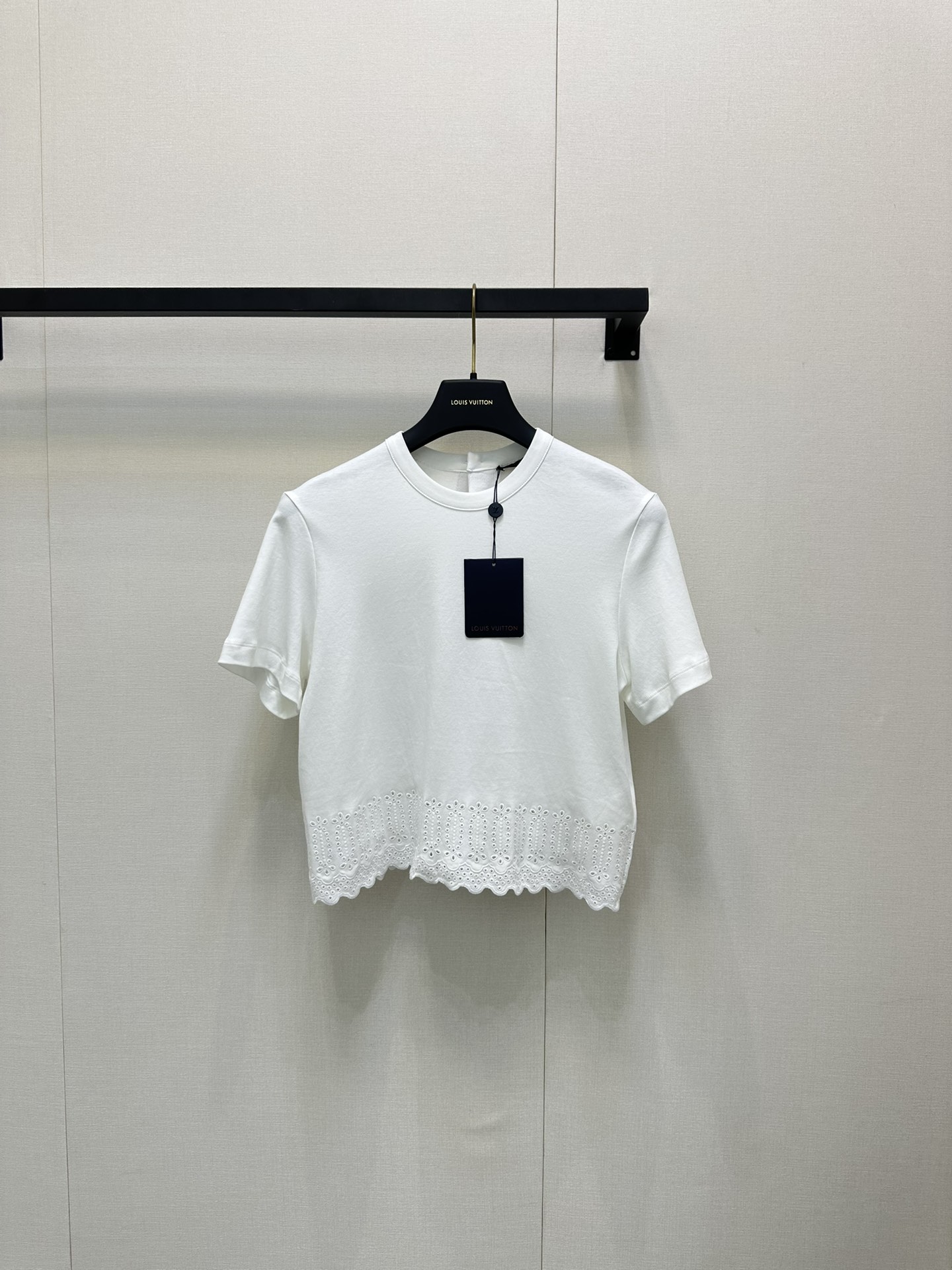 NO:443350,Louis Vuitto*2025 new embroidery short model customized YB cotton weaving, breathable and comfortable, versatile, short T-shirt cut, large body, voxel color, embroidered in a circle of embroidered three-flower logo, combined with hollow waist-exposed details, sweet and fashionable, highlighting the high-end feeling of outfit, buttons on the back, slimming in the post-its clothing, showing a slack tone, highlighting the light luxury and fashionable temperament, single wear and layering, the first choice for fashion outfits in all seasons, the correct version, SML large-scale real shot,, louis vuitton,tees, t-shirt, alexander wang19860909Louis Vuitto*2025新品绣花短款 定制YB全棉织造 透气舒适 百搭好穿 短款T恤剪裁 大身通体素色 衣摆点缀一圈绣花三花标识 配合镂空露腰细节 甜美时髦感拉满 凸显穿搭高级感 后背纽扣开襟 穿着便利贴服更显瘦 尽显松弛调性 凸显轻奢时髦气质 单穿叠穿均可 四季时尚穿搭首选 认准版本 SML大货实拍,,louis vuitton,tees，t-shirt,alexander wang,Women's clothing