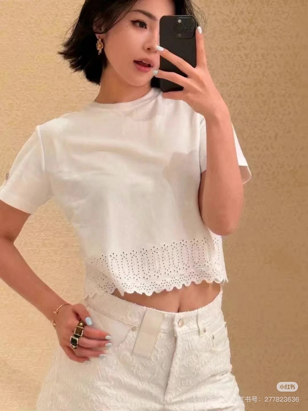 NO:443359,Louis Vuitto*2025 new embroidery short model customized YB cotton weaving, breathable and comfortable, versatile, short T-shirt cut, large body, voxel color, embroidered in a circle of embroidered three-flower logo, combined with hollow waist-exposed details, sweet and fashionable, highlighting the high-end feeling of outfit, buttons on the back, slimming in the post-its clothing, showing a slack tone, highlighting the light luxury and fashionable temperament, can be worn alone, layered, the first choice for fashion outfits in all seasons, the correct version SML,,louis vuitton,tees, t-shirt,alexander wang19860909Louis Vuitto*2025新品绣花短款 定制YB全棉织造 透气舒适 百搭好穿 短款T恤剪裁 大身通体素色 衣摆点缀一圈绣花三花标识 配合镂空露腰细节 甜美时髦感拉满 凸显穿搭高级感 后背纽扣开襟 穿着便利贴服更显瘦 尽显松弛调性 凸显轻奢时髦气质 单穿叠穿均可 四季时尚穿搭首选 认准版本 SML,,louis vuitton,tees，t-shirt,alexander wang,Women's clothing