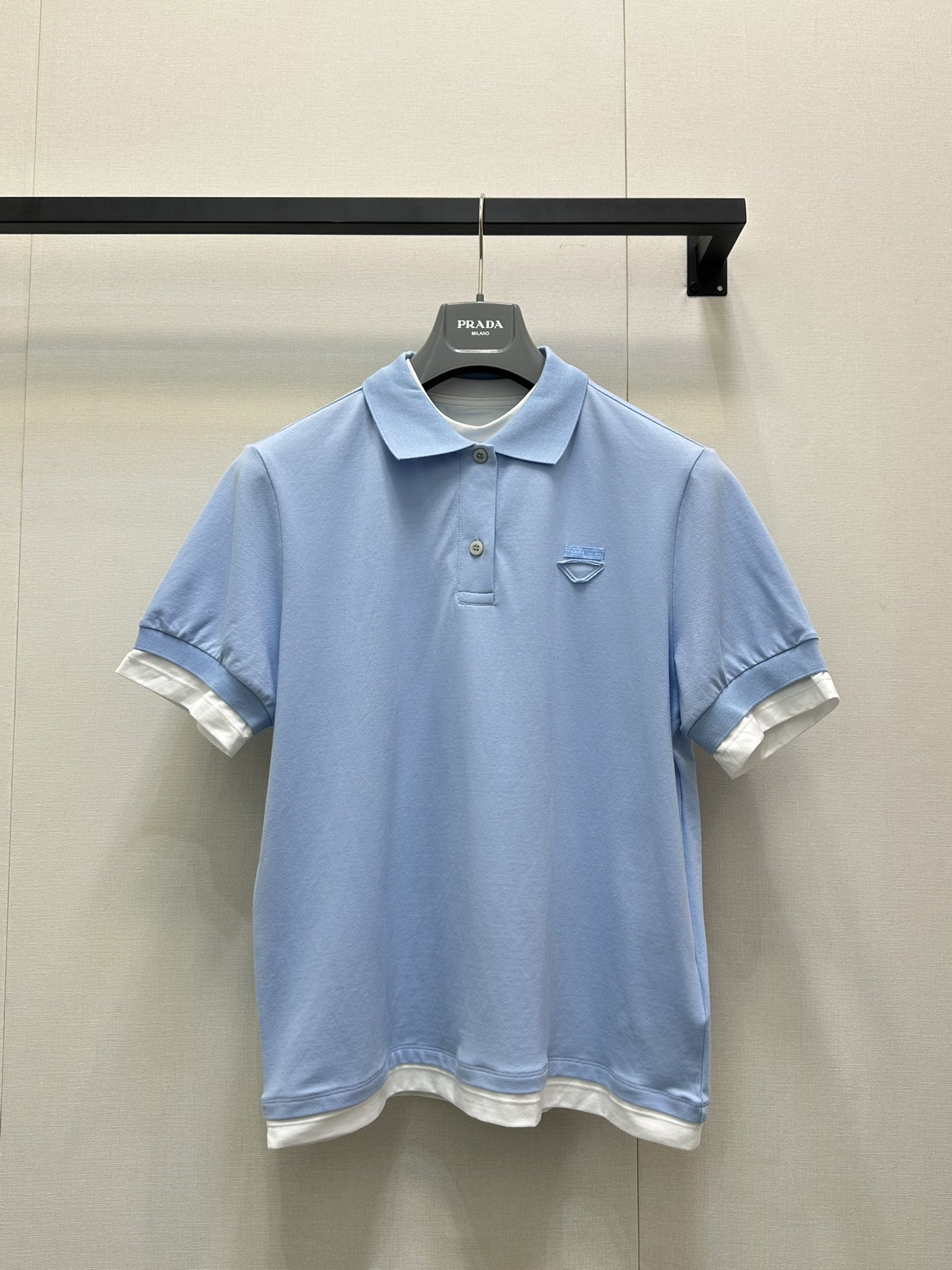 NO:443332,Prad* 25Ss Spring and Summer New Style, Fake Two-piece POLO neck short sleeves, cleverly play with layered magic!  Refreshing cotton meets the elegant standing collar, and creates a gentle academy atmosphere 丨High-end production!  Light pink main color paired with white fake two-piece lining, left chest triangle logo hidden brand style, three-barrel small stand collar design, unlock business/casual dual scene switching outfit, classic and atmospheric SML large-scale real shot, prada, T-shirt, alexander wang19860909Prad* 25Ss春夏新款 假两件POLO领短袖, 巧妙玩转层次魔法！ 清爽棉质邂逅优雅立领,碰撞出温柔学院气息丨高版出品！浅粉主色调搭配白色假两件内衬,左胸三角徽标暗藏品牌格调 三粒扣小立领设计,解锁商务/休闲双重场景切换穿搭,经典大气 SML大货实拍,,prada,T-shirt,alexander wang,Women's clothing