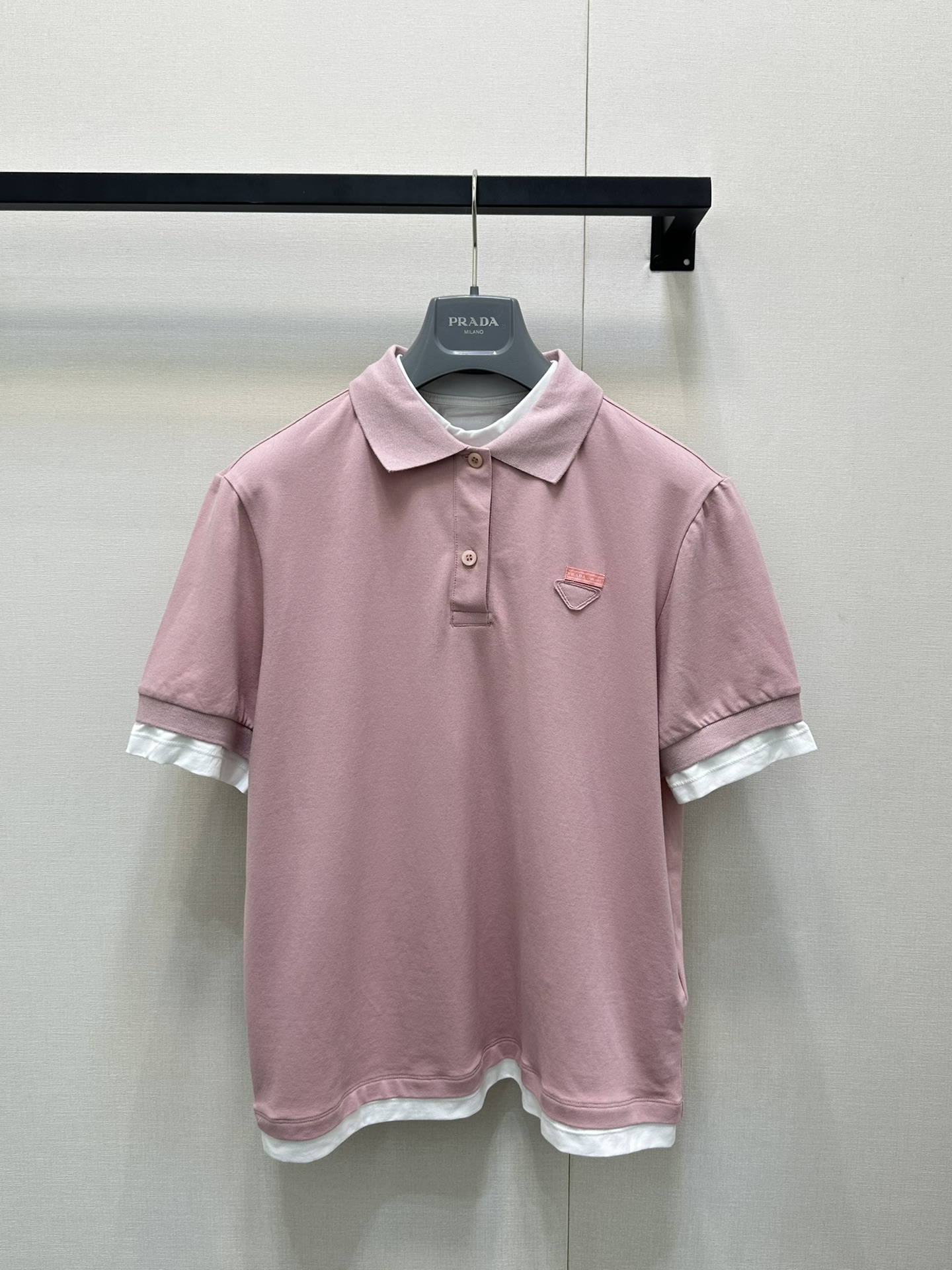 NO:443320,Prad* 25Ss Spring and Summer New Style, Fake Two-piece POLO neck short sleeves, cleverly play with layered magic!  Refreshing cotton meets the elegant standing collar, and creates a gentle academy atmosphere 丨High-end production!  Light pink main color paired with white fake two-piece lining, left chest triangle logo hidden brand style, three-barrel small stand collar design, unlock business/casual dual scene switching outfit, classic and atmospheric SML large-scale real shot, prada, T-shirt, alexander wang19860909Prad* 25Ss春夏新款 假两件POLO领短袖, 巧妙玩转层次魔法！ 清爽棉质邂逅优雅立领,碰撞出温柔学院气息丨高版出品！浅粉主色调搭配白色假两件内衬,左胸三角徽标暗藏品牌格调 三粒扣小立领设计,解锁商务/休闲双重场景切换穿搭,经典大气 SML大货实拍,,prada,T-shirt,alexander wang,Women's clothing