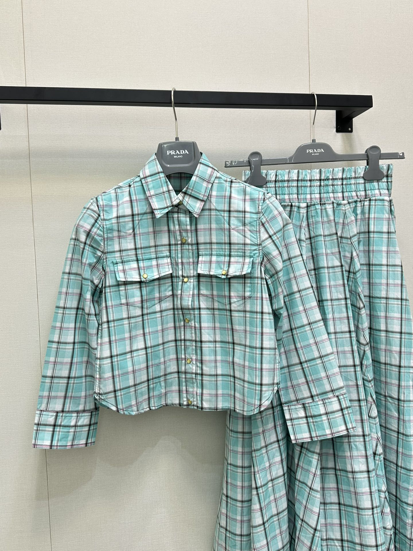 NO:443306,(Shirt) * 25 light blue green white plaid short-sleeved shirt, open and close button design, easy to put on and take off, crystal three-dimensional button texture is excellent ~ Exclusive custom imported YB cotton material, plaid printing, this year's plaid elements are really too popular ~ The degree of random matching is 1:1 Super style, the latest summer item, I'm sure my version of SML large-scale real shot, Shirts, T-shirt, alexander wang19860909（衬衫）*25浅蓝绿白格纹短袖衬衫 开合按扣设计穿脱方便,晶石立体扣质感绝绝子～独家定制进口yb棉材质,对版格纹印花,今年格子元素真的太火了～随意搭配都不出错的程度1:1超赞版型,夏季最新单品,认准我家版本SML大货实拍,,shirts,T-shirt,alexander wang,Women's clothing
