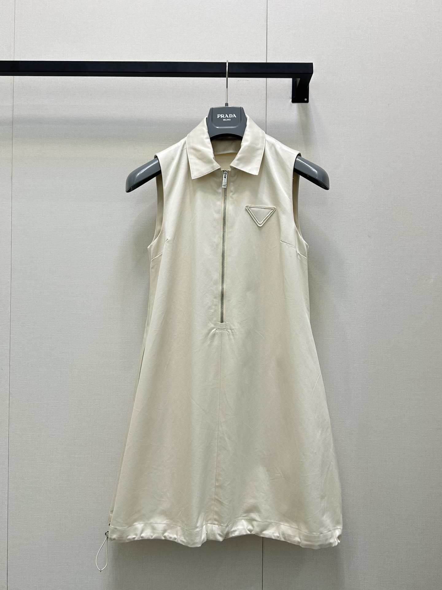 NO:443286,PRADA twill mini dress is made of light material, light and breathable on the upper body, very comfortable to wear, as if surrounded by clouds, the classic lapel zipper design outlines a lazy and high-end silhouette, and the chest is decorated with fabric triangle patterns, which shows the taste in a low-key manner, and the heartbeat value is full! The hem of the skirt is implanted with elastic buttons and can be adjusted casually, the overall style is simple and elegant, highlighting personality and connotation. It is really the king of salt and sweet items!! Identify my version SML large-scale real shot, prada, skirts, alexander wang19860909PRADA 斜纹迷你连衣裙 轻薄材质,上身轻盈透气,贴身穿巨舒服,仿佛被云朵包围般,经典翻领拉链设计,勾勒出慵懒又高级的松弛廓形,胸前饰以布质三角标图案,低调彰显品味,心动值拉满!裙子下摆植入松紧纽扣装饰可随性调节,整体风格简约大方,凸出个性与内涵,真的是可盐可甜的单品之王!!认准我家版本 SML大货实拍,,prada,skirts,alexander wang,Women's clothing