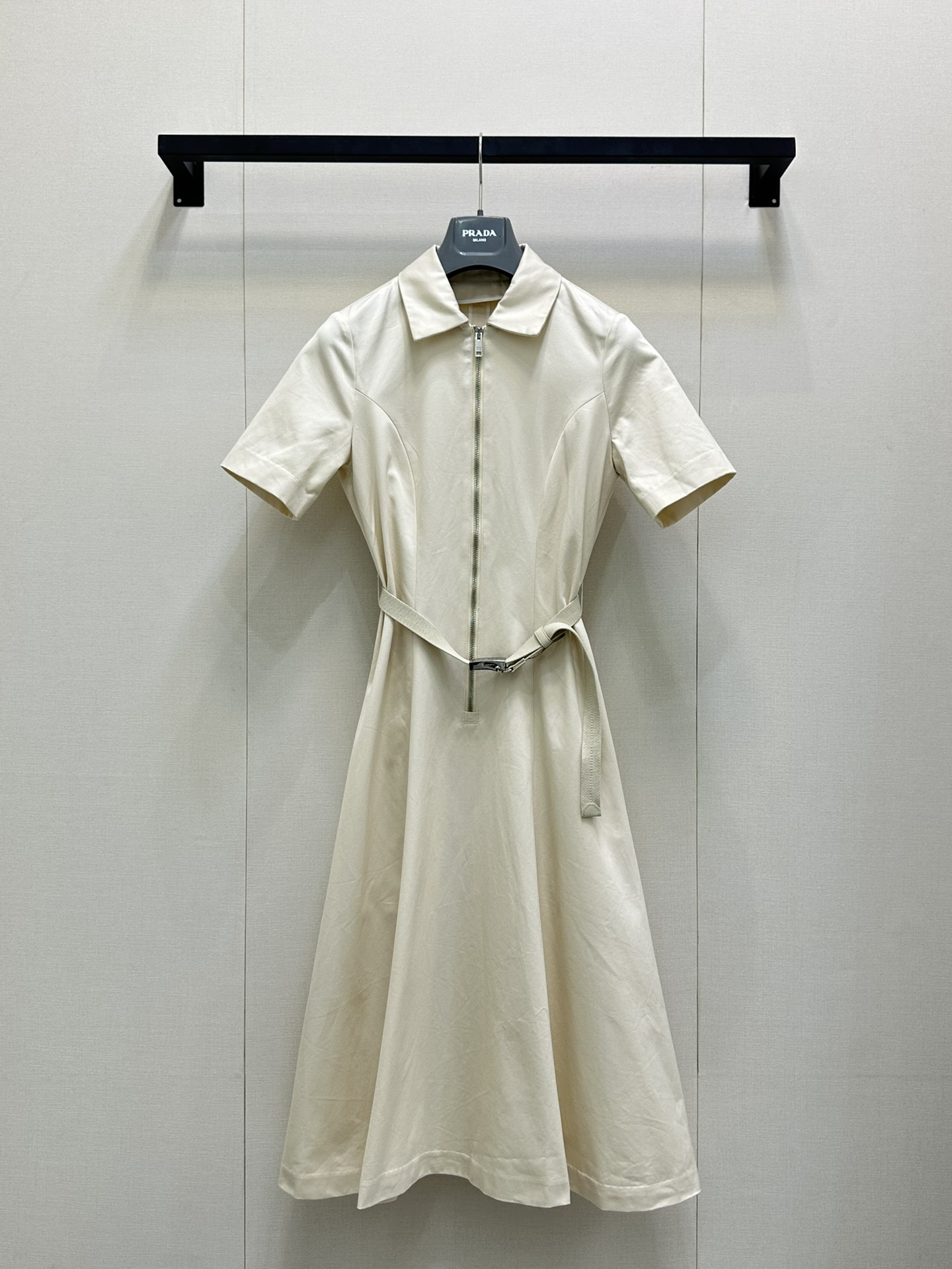 NO:443294,PRADA Twill short-sleeved skirt dress Custom fabric material The upper body is light and breathable, and it is very comfortable to wear with close body, as if surrounded by clouds. The classic lapel zipper design outlines a lazy and high-end silhouette. The back is decorated with fabric triangle patterns, which is low-key to show taste, and the heartbeat value is full! The hem of the skirt is implanted with elastic buttons and can be adjusted casually. The overall style is simple and elegant, highlighting personality and connotation. It is really the king of salt and sweet items!! Identify my version SML large-scale real shot, prada, skirts, T-shirt, alexander wang19860909PRADA 斜纹短袖大裙摆连衣裙 定制面料材质 上身轻盈透气,贴身穿巨舒服,仿佛被云朵包围般,经典翻领拉链设计,勾勒出慵懒又高级的松弛廓形,后背饰以布质三角标图案,低调彰显品味,心动值拉满!裙子下摆植入松紧纽扣装饰可随性调节,整体风格简约大方,凸出个性与内涵,真的是可盐可甜的单品之王!!认准我家版本 SML大货实拍,,prada,skirts,T-shirt,alexander wang,Women's clothing