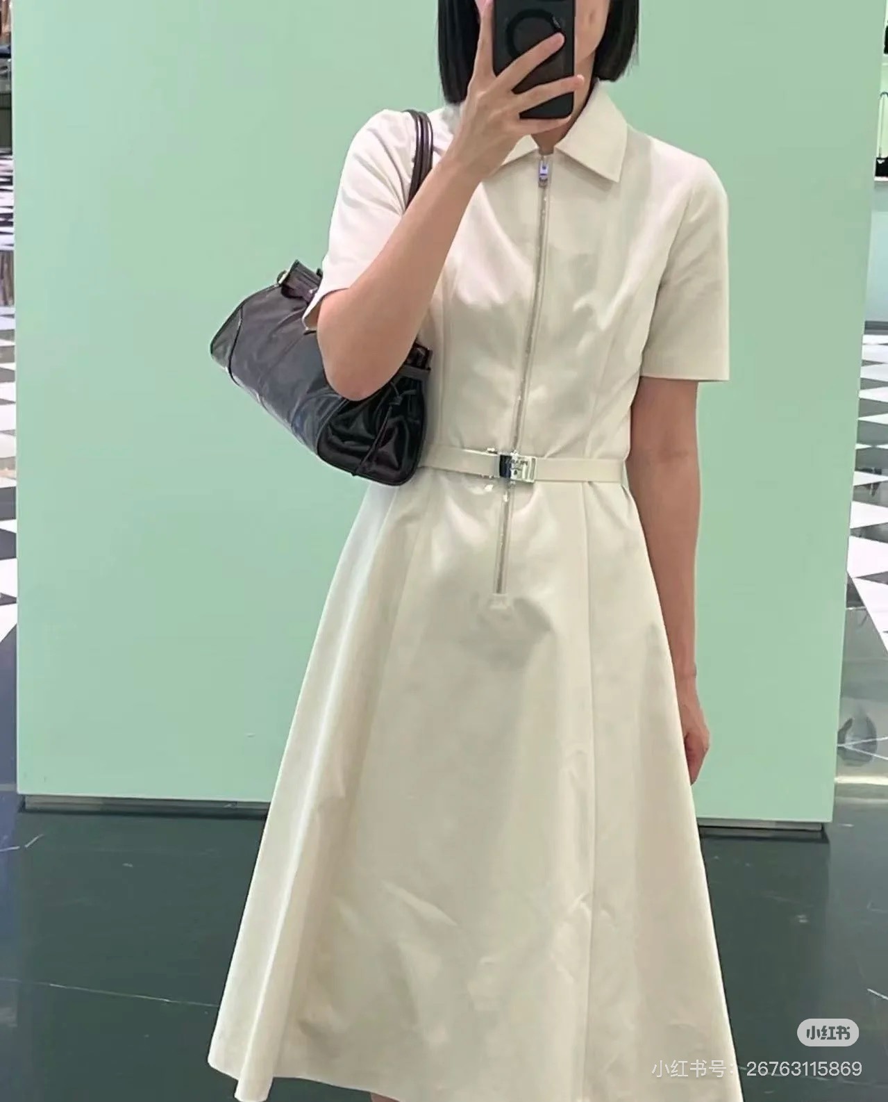 NO:443300,PRADA Twill short-sleeved skirt dress Custom fabric material The upper body is light and breathable, and it is very comfortable to wear with close body, as if surrounded by clouds. The classic lapel zipper design outlines a lazy and high-end silhouette. The back is decorated with fabric triangle patterns, which is low-key to show taste, and the heartbeat value is full! The hem of the skirt is implanted with elastic buttons and can be adjusted casually. The overall style is simple and elegant, highlighting personality and connotation. It is really the king of salt and sweet items!! Check my version SML,,prada, skirts,T-shirt,alexander wang19860909PRADA 斜纹短袖大裙摆连衣裙 定制面料材质 上身轻盈透气,贴身穿巨舒服,仿佛被云朵包围般,经典翻领拉链设计,勾勒出慵懒又高级的松弛廓形,后背饰以布质三角标图案,低调彰显品味,心动值拉满!裙子下摆植入松紧纽扣装饰可随性调节,整体风格简约大方,凸出个性与内涵,真的是可盐可甜的单品之王!!认准我家版本 SML,,prada,skirts,T-shirt,alexander wang,Women's clothing