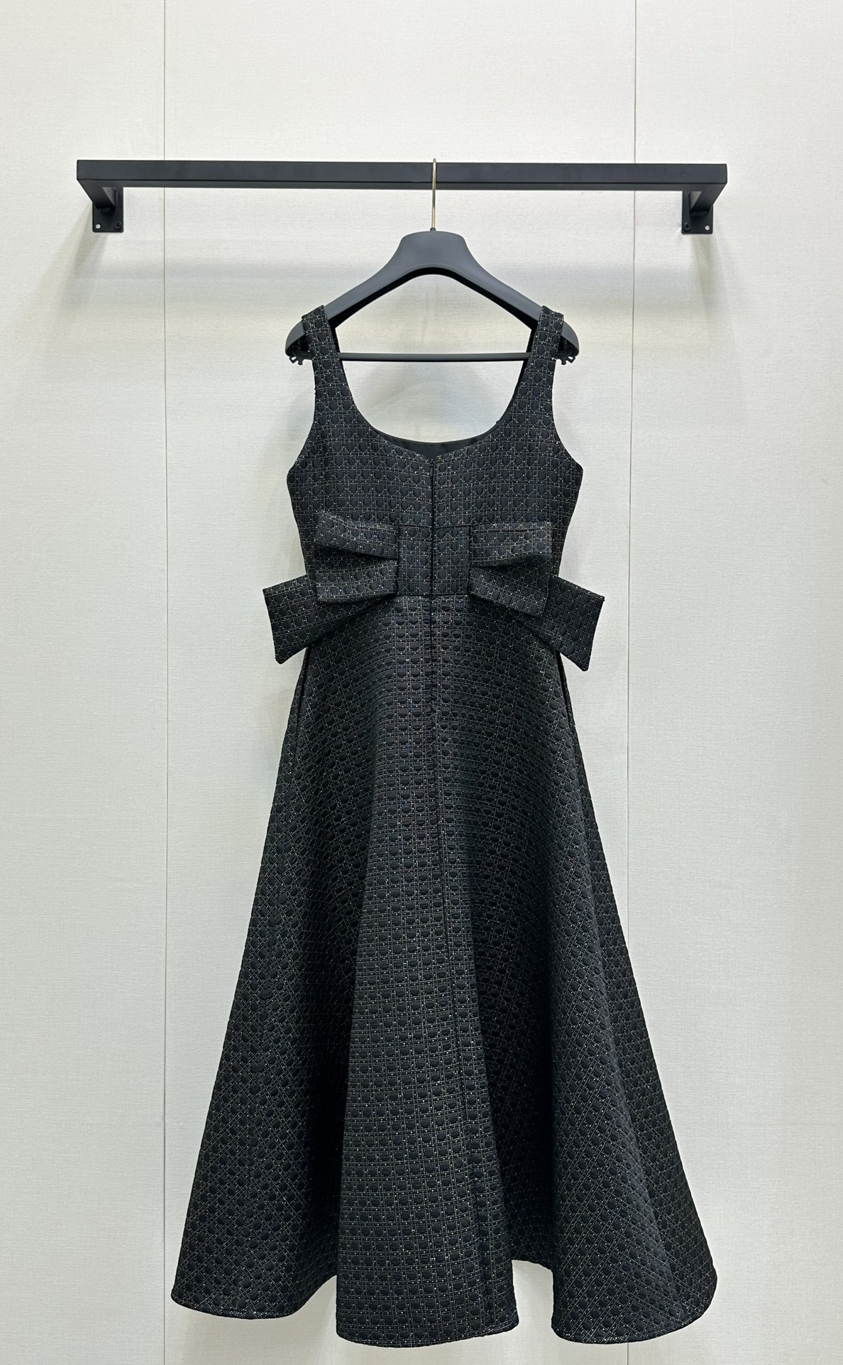 NO:443307,Dior25 black and gold vest dress that cannot be missed Hepburn style black skirt. Original development, high-end production, customized fabric, vacation new product, black and gold plaid quilting technical fabric! Bow-adjust waist suspender dress! The waist-hugging large A-skirt tailoring design reduces the age-reducing girlish style. Elegant and charming! Versatile and fashionable and high-end! Every girl must have a skirt that can attend various occasions at any time. The 3D three-dimensional tailoring style is versatile and not picky. This skirt is super good SML product real shot, dior, skirts, alexander wang19860909Dior25黑金背心连衣裙不能错过的赫本风小黑裙.原版开发 高版出品 定制面料 渡假新品黑金戴妃藤格纹绗缝技术面料!蝴蝶结点缀后腰吊带礼裙! 收腰大A裙摆剪裁设计减龄少女风.优雅气质又迷人!百搭时髦又高级!每个女生衣橱必备一条随时出席各种场合的裙子,3D立体剪裁版型百搭不挑人.这条裙子超赞SML大货实拍,,dior,skirts,alexander wang,Women's clothing