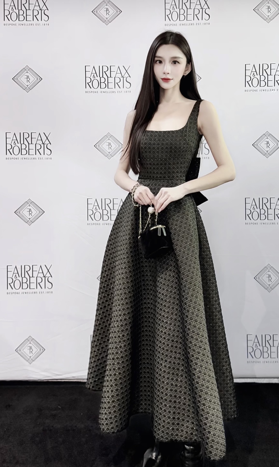 NO:443314,Dior25 black and gold vest dress that cannot be missed Hepburn style black skirt. Original development, high-end production, customized fabric, vacation new product, black and gold plaid quilting technical fabric! Bow-adjust waist suspender dress! The waist-hugging large A-skirt tailoring design reduces the age-reducing girlish style. Elegant and charming! Versatile and fashionable and high-end! Every girl's wardrobe must have a skirt that can attend various occasions at any time. The 3D three-dimensional tailoring style is versatile and not picky. This skirt is super SML, dior, skirts, alexander wang19860909Dior25黑金背心连衣裙不能错过的赫本风小黑裙.原版开发 高版出品 定制面料 渡假新品黑金戴妃藤格纹绗缝技术面料!蝴蝶结点缀后腰吊带礼裙! 收腰大A裙摆剪裁设计减龄少女风.优雅气质又迷人!百搭时髦又高级!每个女生衣橱必备一条随时出席各种场合的裙子,3D立体剪裁版型百搭不挑人.这条裙子超赞SML,,dior,skirts,alexander wang,Women's clothing