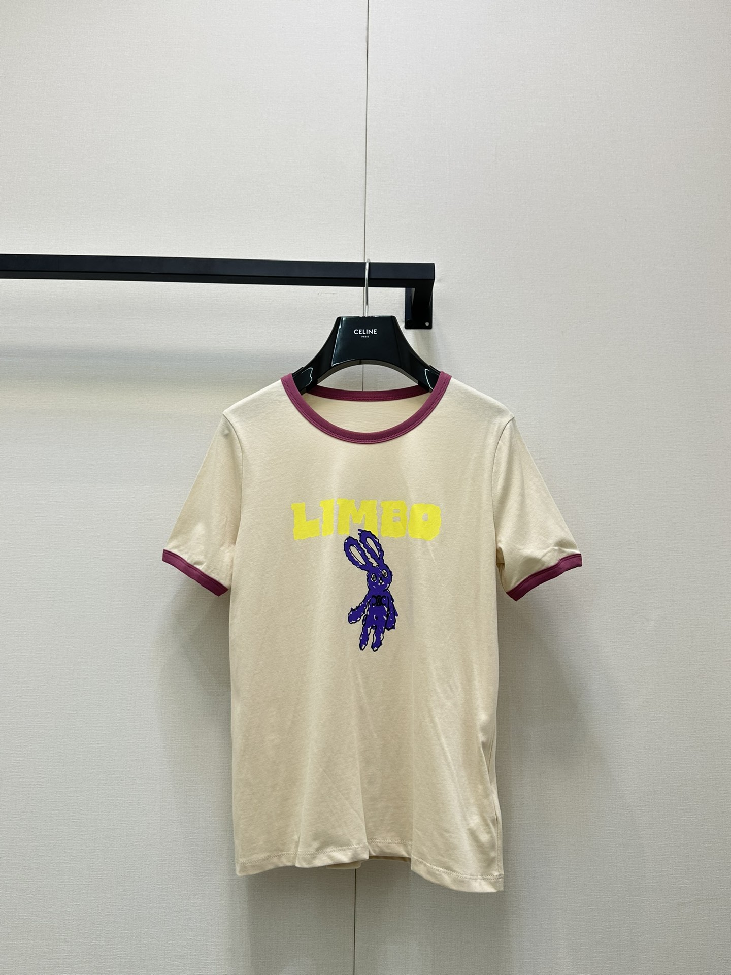 NO:444265,Celin* 25Ss Spring and Summer New Style Children's Fun Rabbit Printed Round Neck Short-Sleeve T-shirt, Original Development!  High-end production!  Full of fun, breaking the monotony, and the whole body is a girl who reduces age!  Walking on the street is full of attention!  The youthful and energetic feel is slightly loose and not picky about the figure at all!  It is inclusive and covers the flesh and makes you look thin!  Both appearance and comfort!  The rate of returning to the street is 100% Heavy industrial washing pure cotton fabric, with a super comfortable texture!  Close your eyes and rush!  Spot SML big-ticket real shot, celine, T-shirt,tees, t-shirt,alexander wang19860909Celin* 25Ss春夏新款 童趣兔兔印花圆领短袖T恤,原版开发！高版出品！趣味满满 打破单调感 一整个上身就是减龄少女！走在街上吸睛度满分！青春又活力的感觉微宽松版型完全不挑身材！包容性好遮肉显瘦！颜值与舒适兼具！穿出街回头率百分百重工洗水纯棉面料 质感超级舒适！都给我闭眼冲！现货 SML大货实拍,,celine,T-shirt,tees，t-shirt,alexander wang,Women's clothing