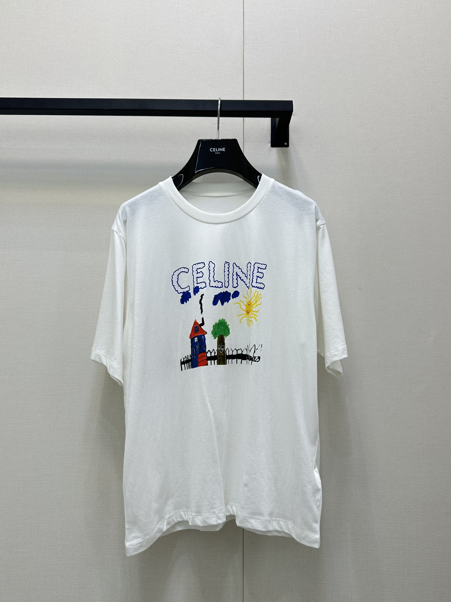 NO:444280,Celin* 25Ss Spring and Summer New Style Children's Fun Graffiti Printed Round Neck Short Sleeve T-shirt. Original development!  High-end production!  Full of fun, breaking the monotony, and the whole body is a girl who reduces age!  Walking on the street is full of attention!  The youthful and energetic feel is slightly loose and not picky about the figure at all!  It is inclusive and covers the flesh and makes you look thin!  Both appearance and comfort!  The rate of returning to the street is 100% Heavy industrial washing pure cotton fabric, with a super comfortable texture!  Close your eyes and rush!  Spot SML big-ticket real shot, celine, T-shirt,tees, t-shirt,alexander wang19860909Celin* 25Ss春夏新款 童趣涂鸦印花圆领短袖T恤.原版开发！高版出品！趣味满满 打破单调感 一整个上身就是减龄少女！走在街上吸睛度满分！青春又活力的感觉微宽松版型完全不挑身材！包容性好遮肉显瘦！颜值与舒适兼具！穿出街回头率百分百重工洗水纯棉面料 质感超级舒适！都给我闭眼冲！现货 SML大货实拍,,celine,T-shirt,tees，t-shirt,alexander wang,Women's clothing